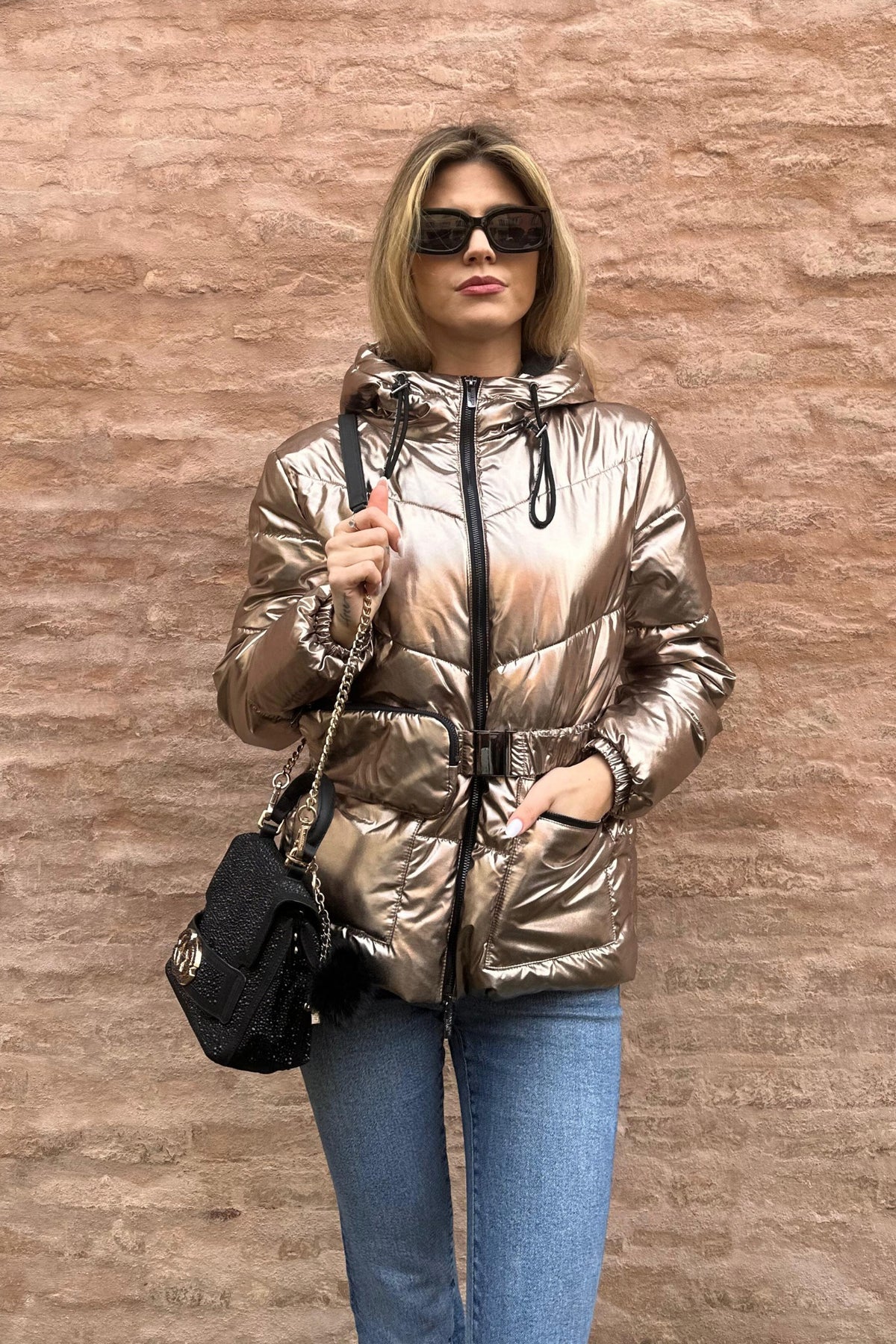 Giacca invernale Denny Rose bronzo laminato con cappuccio, cintura e portafoglio, stile elegante e pratico, per la stagione fredda.