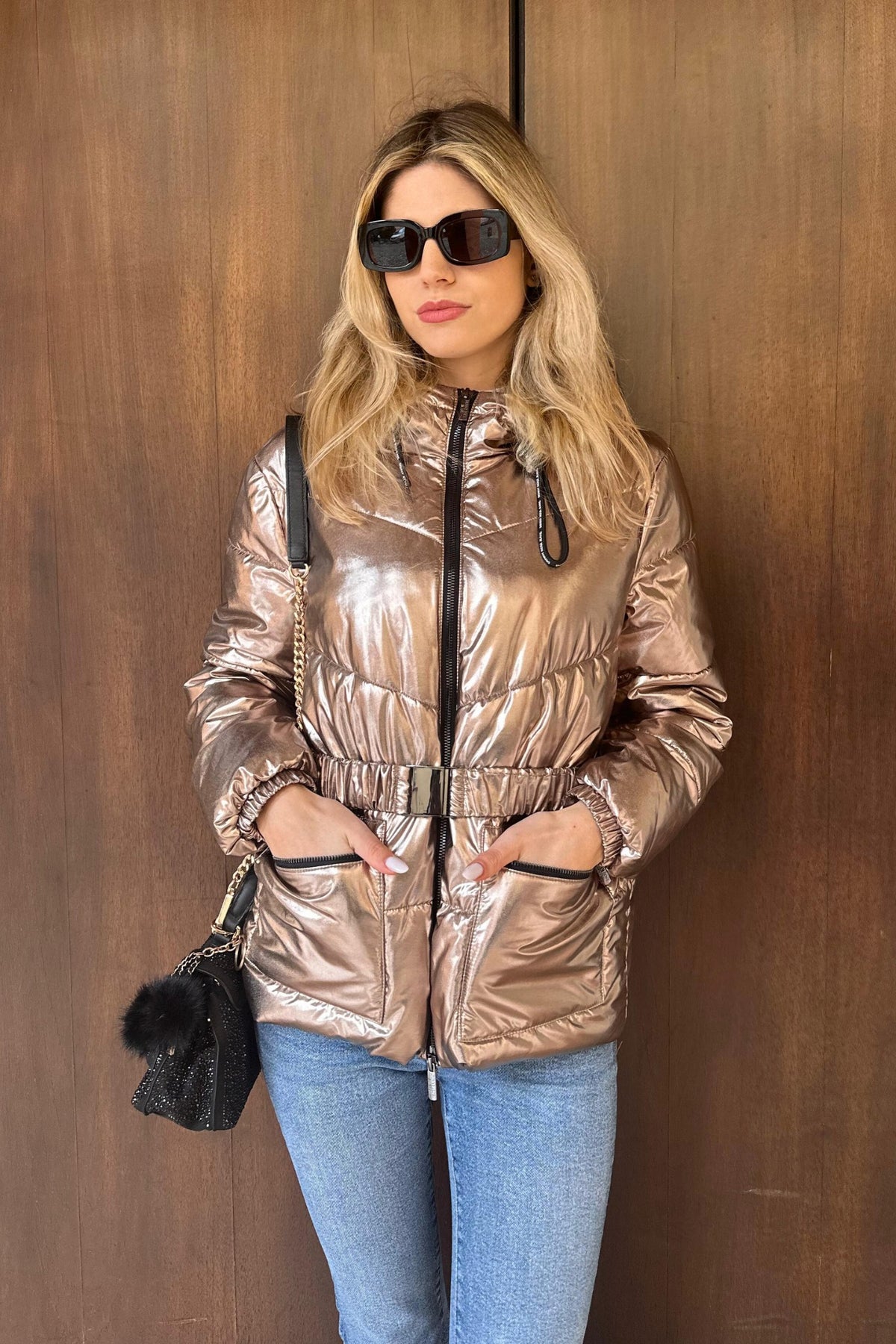Giacca invernale Denny Rose bronzo laminato con cappuccio, cintura e portafoglio, ideale per look eleganti e caldi.