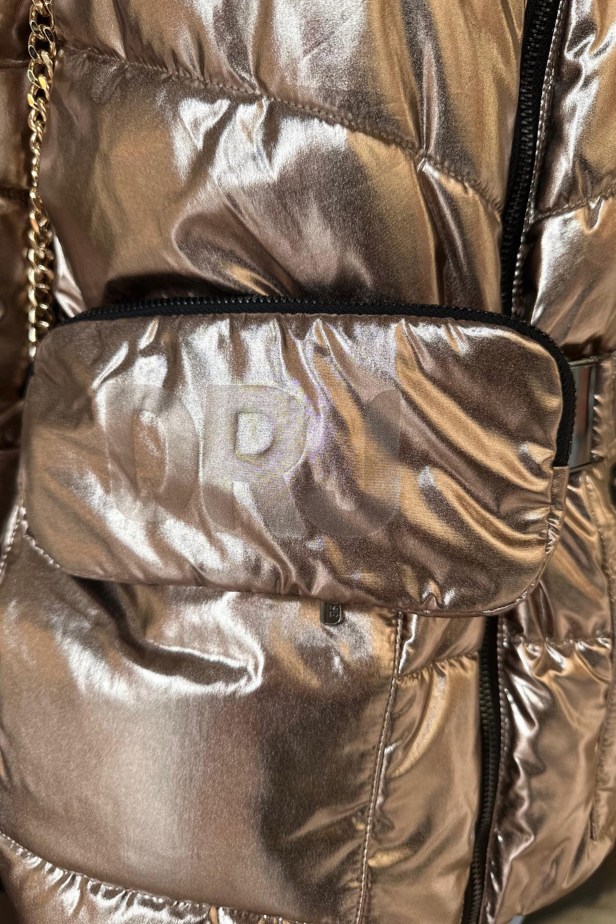 Giacca invernale Denny Rose bronzo laminato con cappuccio, cintura e dettagli in stile elegante e alla moda.