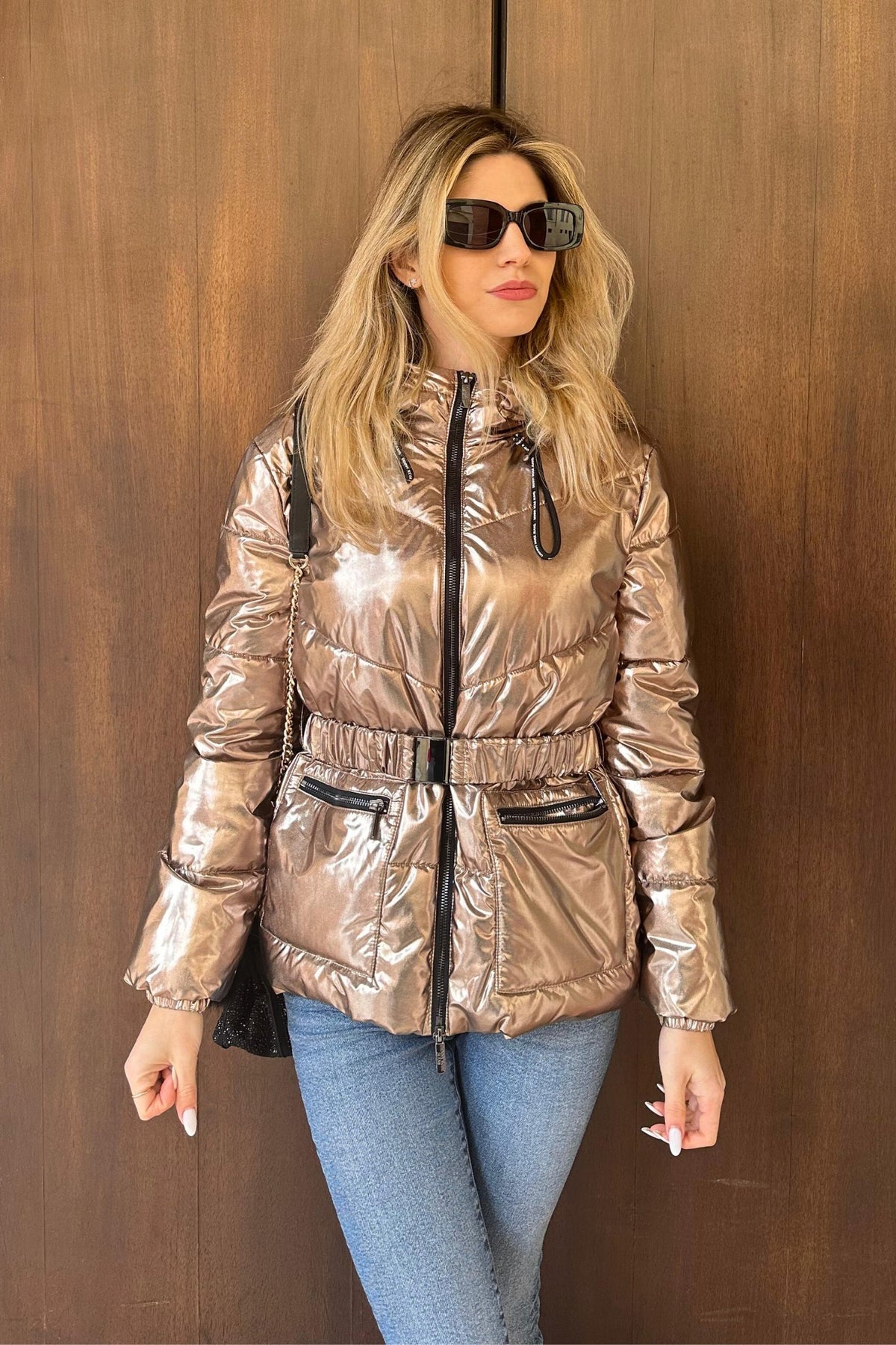 Giacca invernale Denny Rose bronzo laminato con cappuccio e cintura, dettaglio portafoglio, stile elegante e moderno.