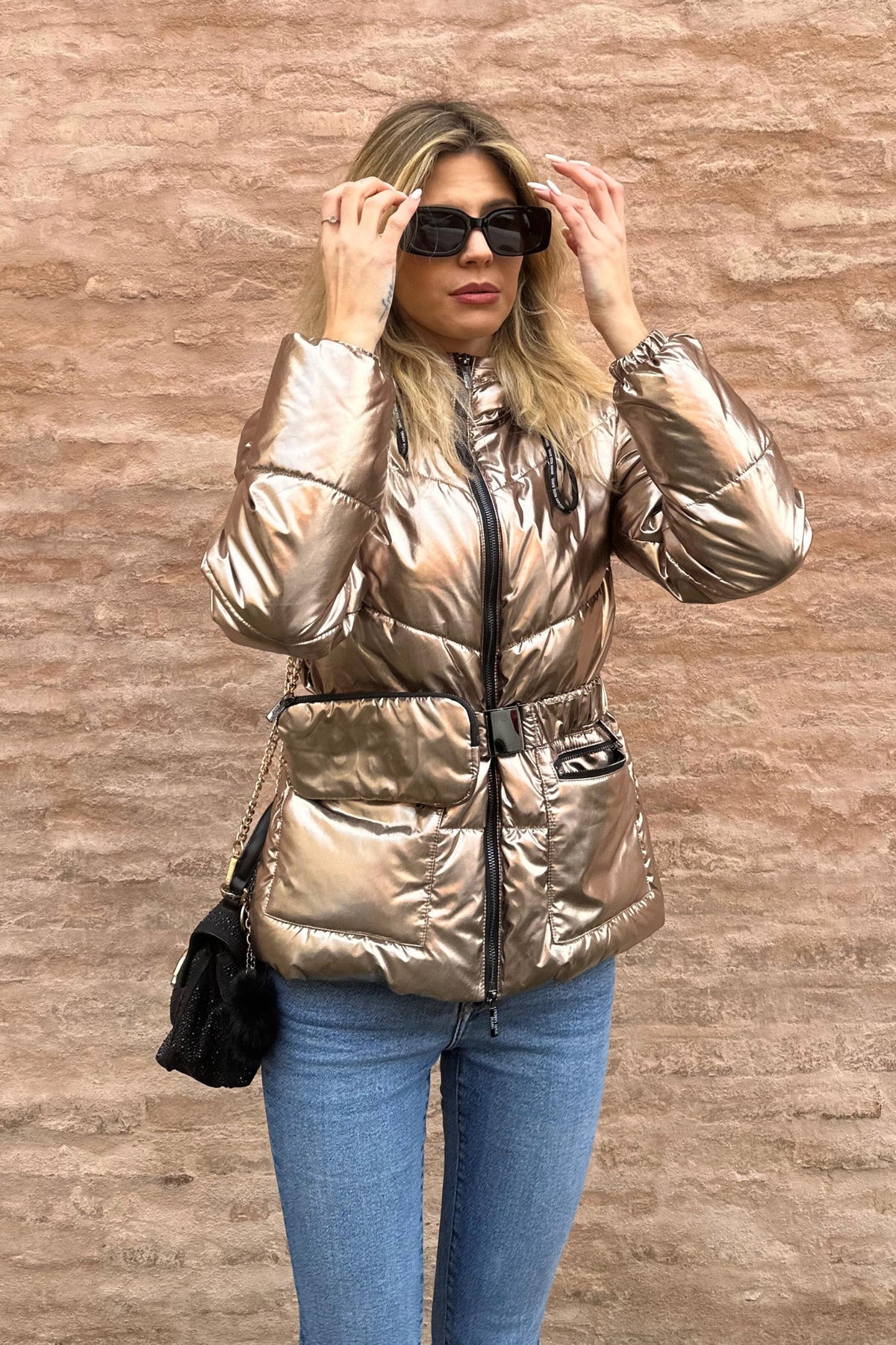 Giacca invernale Denny Rose bronzo laminato con cappuccio, cintura e portafoglio, in tessuto lucido e stile elegante.