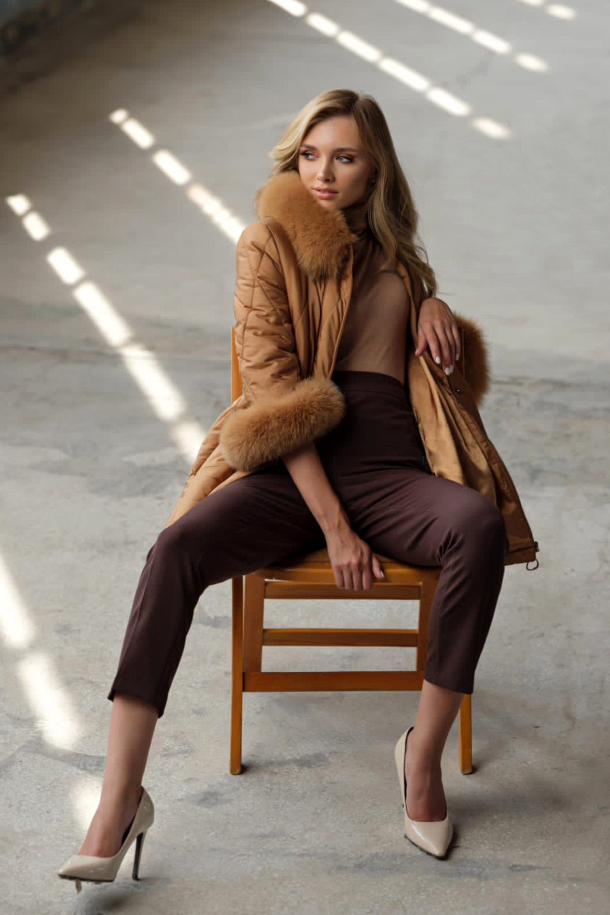Giacca invernale dorata cammello Moda-Mania, collo alto, accessoriata con pelo naturale, stile elegante e caldo.