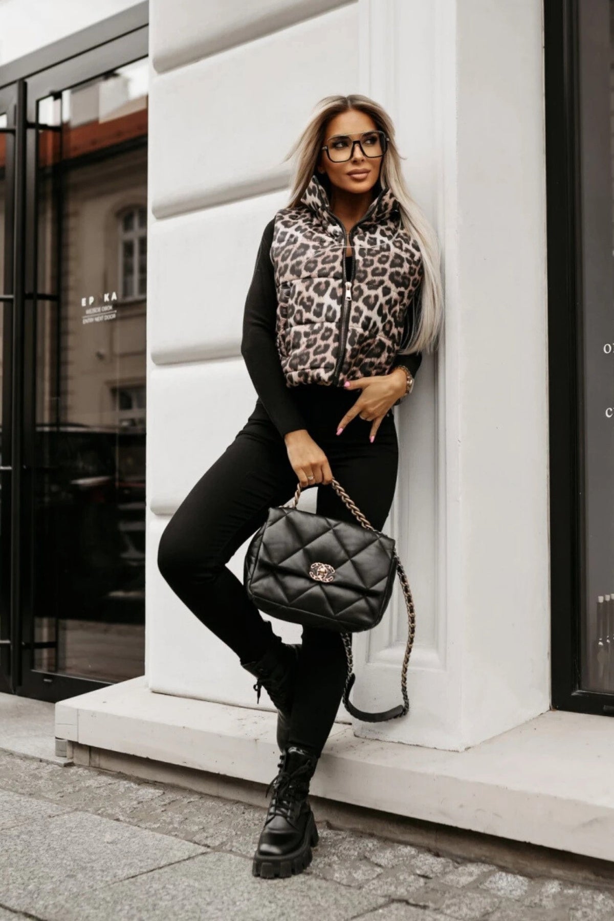 Gilet corto oversize a fantasia leopardata con tasche frontali e chiusura con cerniera, giacca Moda Mania in stile casual.