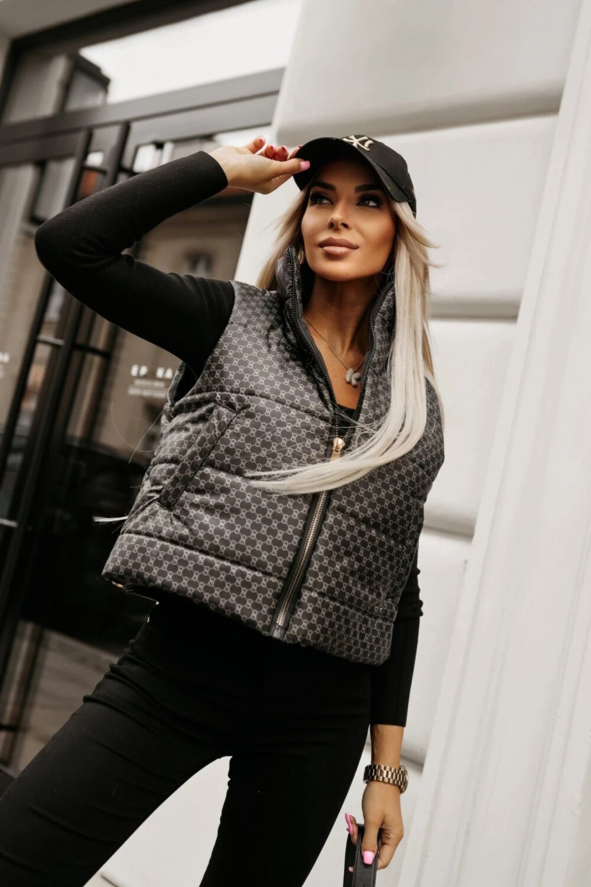 Gilet corto oversize nero grafite con fantasia, tasche laterali e chiusura con cerniera, marchio Moda Mania, abbigliamento giacche e cappotti.