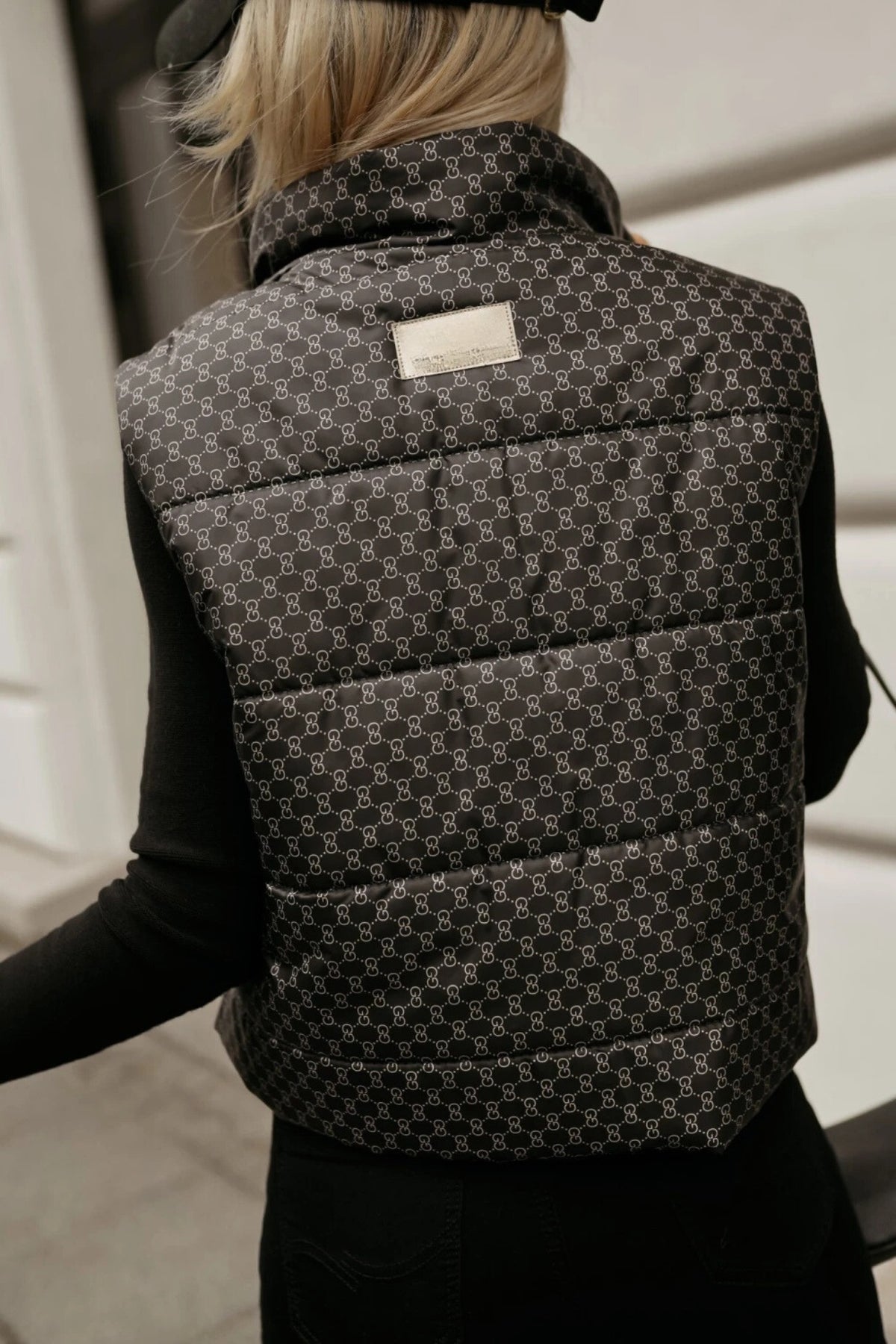 Gilet corto oversize nero grafite con fantasia, tasche laterali e chiusura a cerniera, marca Moda Mania, giacche e cappotti.