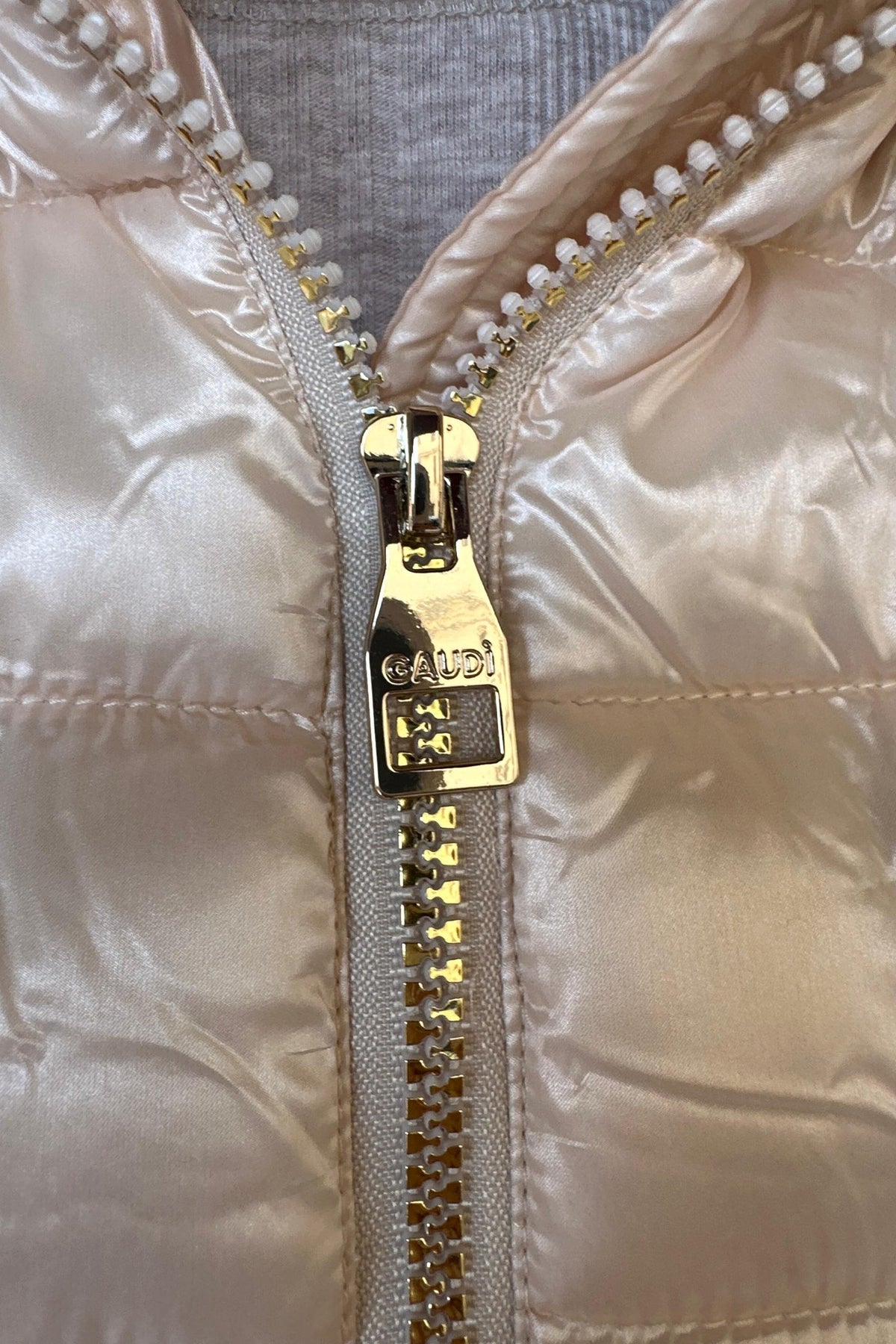 Gilet imbottito Gaudi colore panna in nylon lucido con zip e cappuccio, giacca leggera e elegante, ideale per l'inverno.