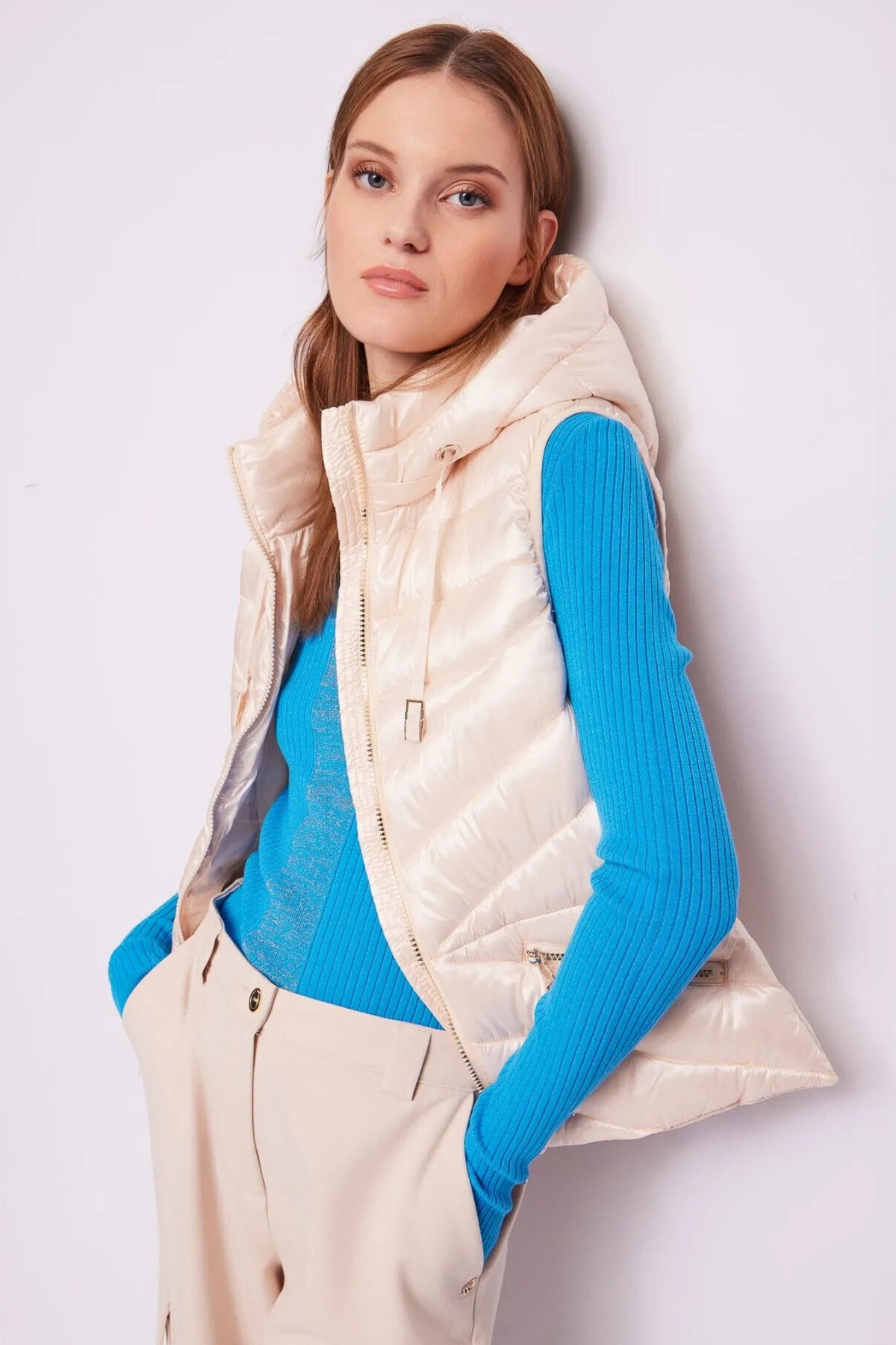 Gilet imbottito Gaudi colore panna in nylon lucido con zip e cappuccio, ideale per capispalla moda-mania.