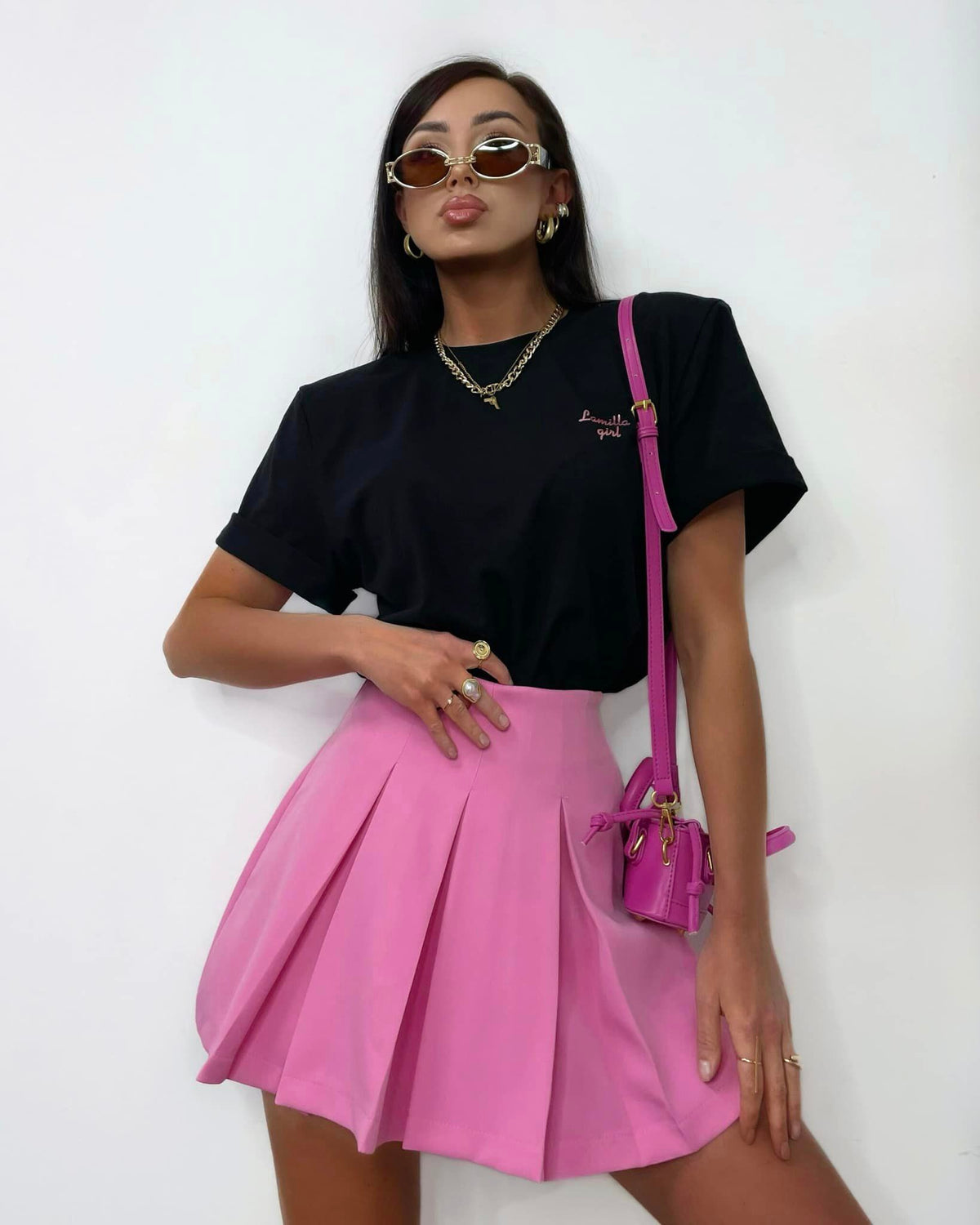Gonna corta rosa pink svasata a vita alta con pieghe e pantaloncino interno, moda Moda-Mania, stile femminile e trendy