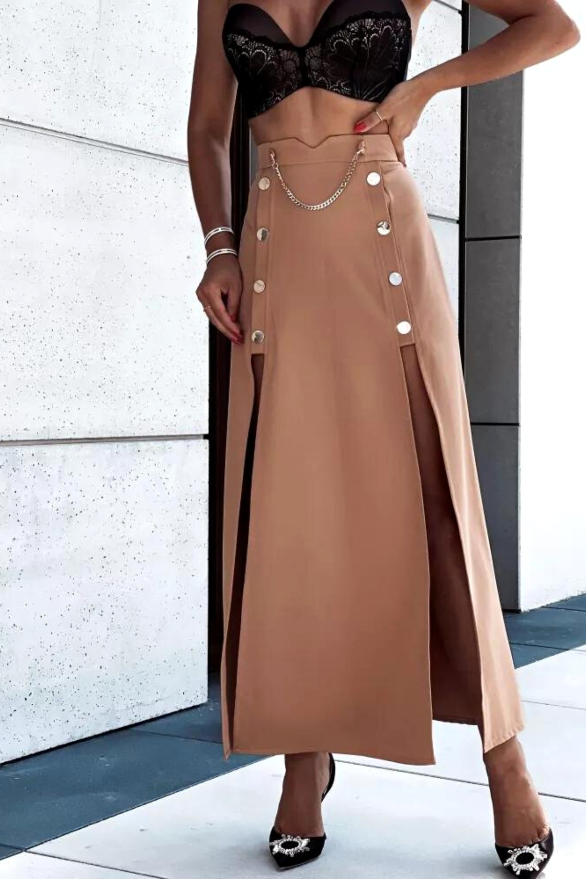 Gonna lunga beige Moda-Mania con spacchi laterali e bottoni metallici dorati a pressione, tessuto fluido e stile elegante.