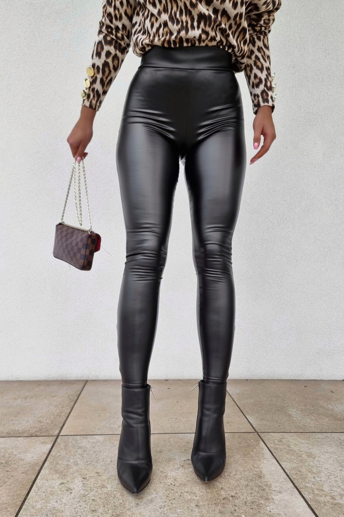 Leggings neri aderenti a vita alta in ecopelle elasticizzata con cerniere alle caviglie, pantaloni moda-Mania, stile moderno e versatile.