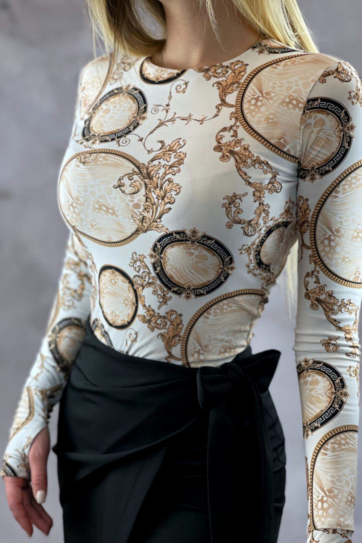 Maglia bianca in maglieria Moda-Mania con stampa damascata e foro del dito sul polsino, dettaglio di stile e comfort