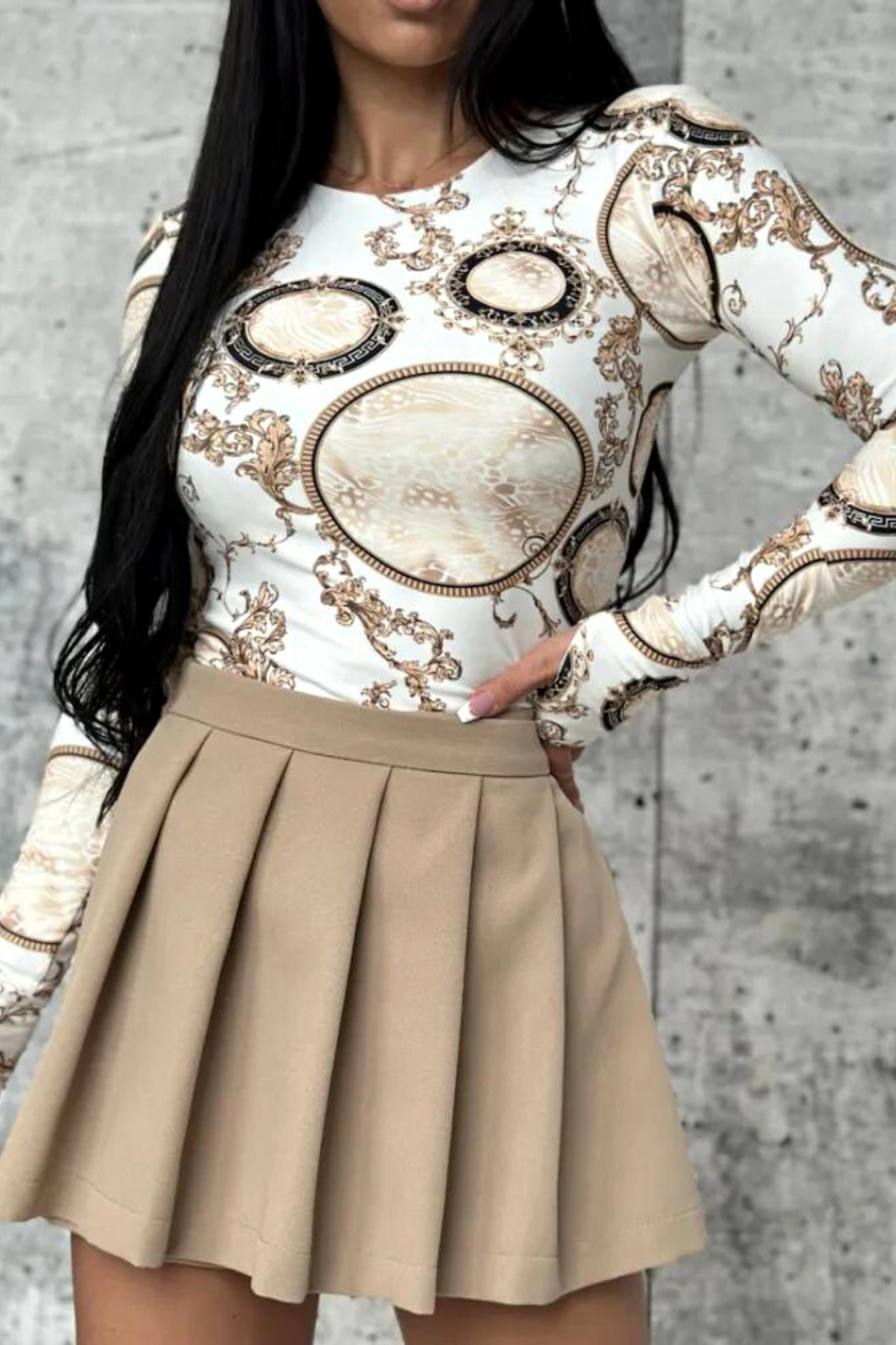 Maglia bianca Moda-Mania a stampa damascata con foro del dito sul polsino, maglieria elegante e comoda.