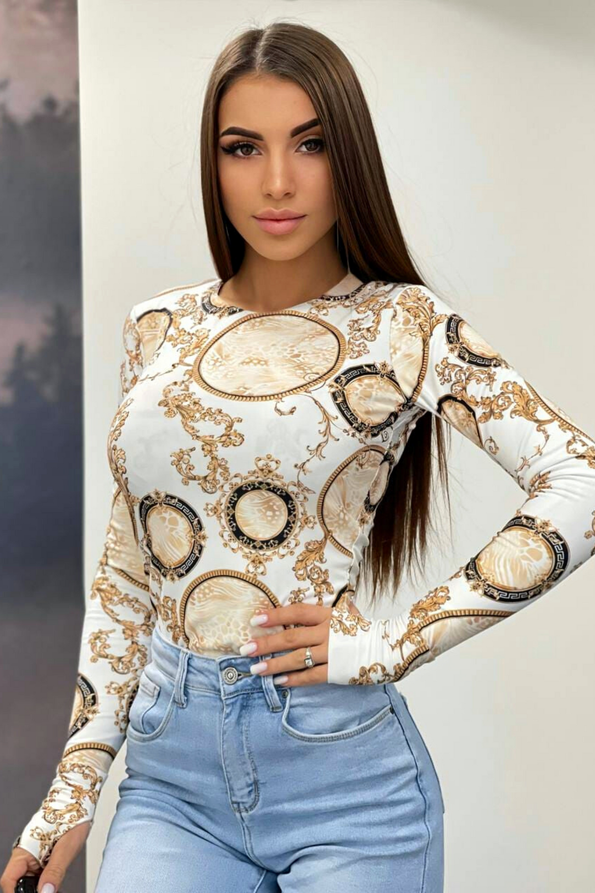 Maglia bianca Moda-Mania con stampa damascata e foro del dito sul polsino, tessuto morbido e dettagli eleganti.