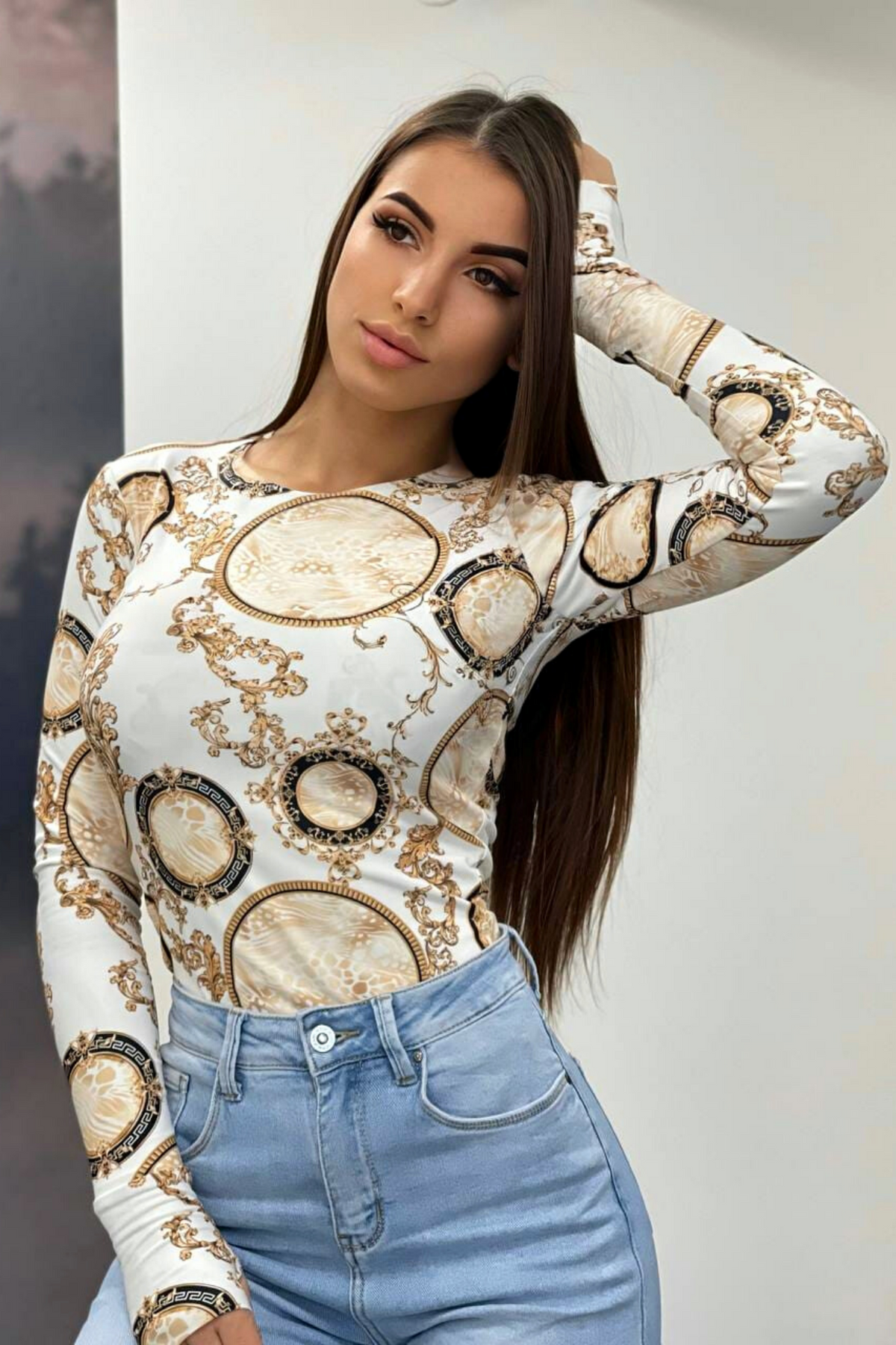 Maglia bianca Moda-Mania a stampa damascata con foro del dito e polsino, tessuto morbido e stile elegante.