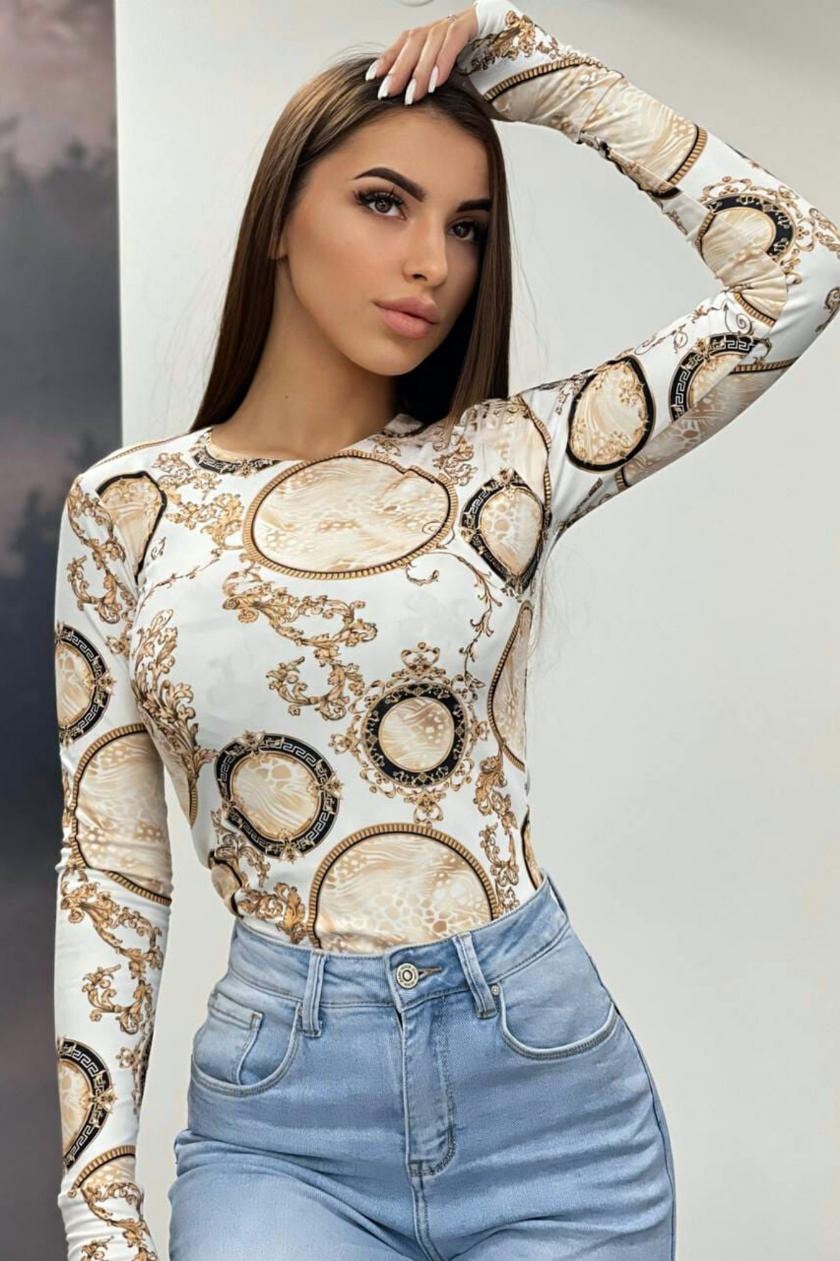 Maglia bianca Moda-Mania a stampa damascata con foro del dito sul polsino, dettaglio di maglieria elegante e comoda