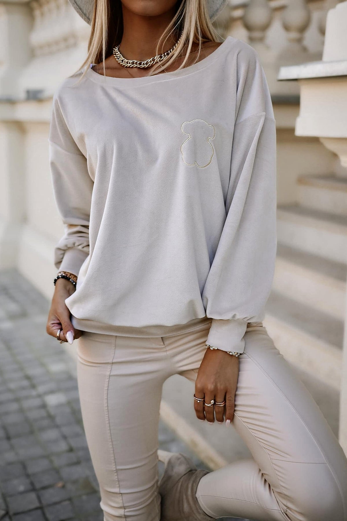 Maglia casual beige in morbida ciniglia con stampa orsetto, manica lunga, stile denim e sportivo, marca Moda-Mania.