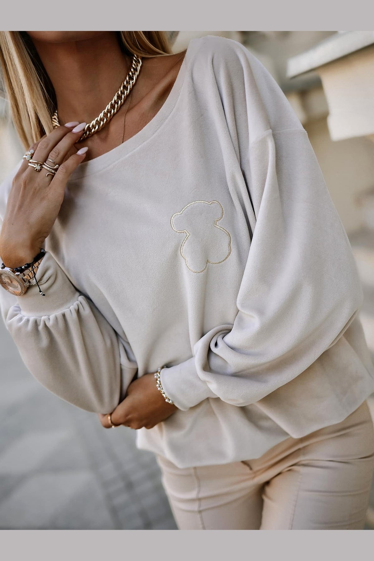 Maglia casual beige in morbida ciniglia con maniche lunghe e stampa orsetto, stile denim e sportivo, marca Moda-Mania.