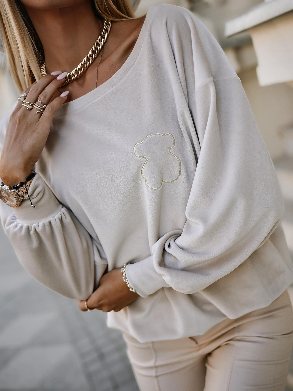 Maglia casual beige in morbida ciniglia con stampa orsetto, maniche lunghe, stile denim e sportivo, marca Moda-Mania.