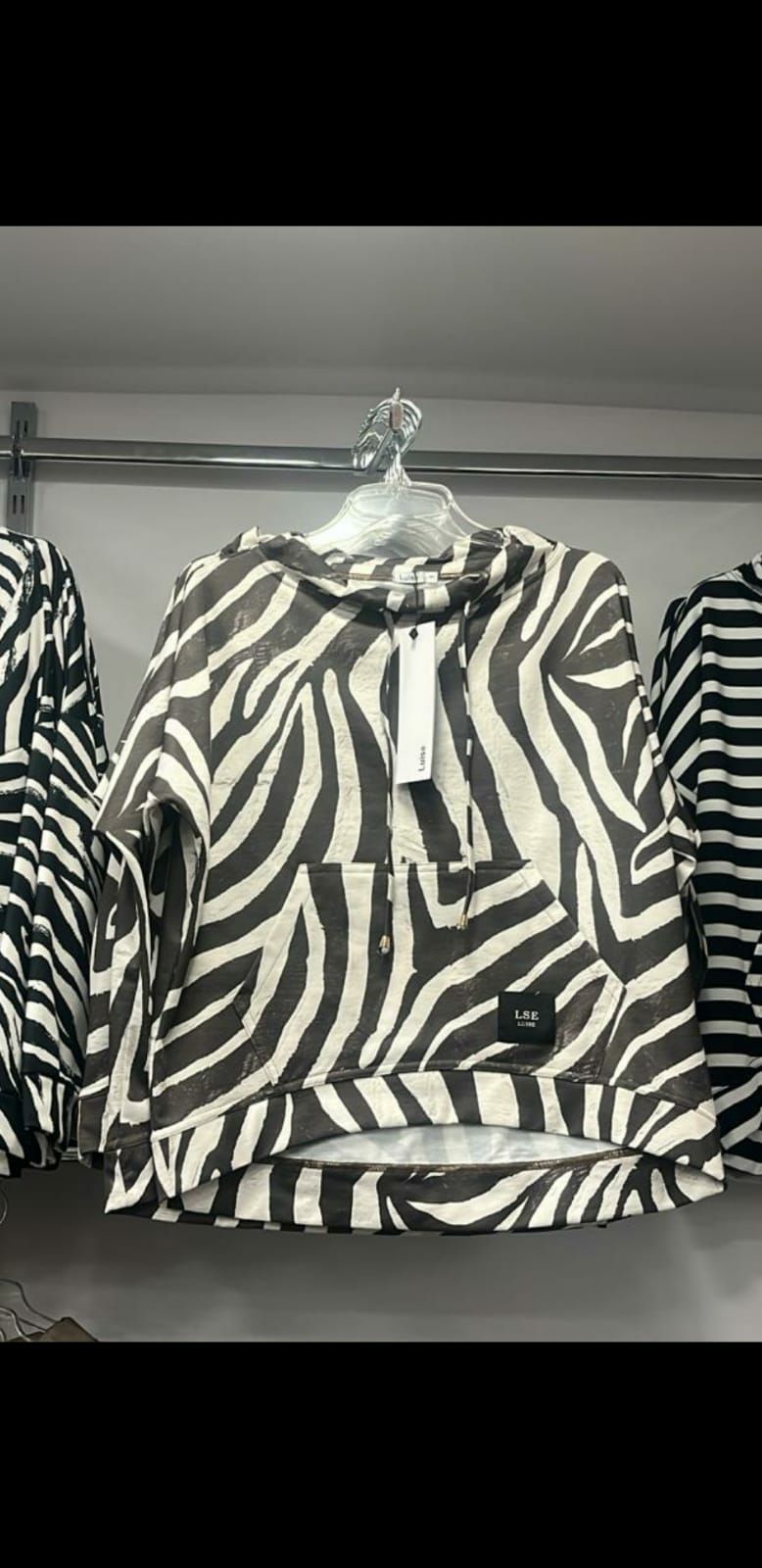 Maglia felpa fantasia zebrata nera Moda-Mania con tasca a marsupio e collo alto a cratere con coulisse, stile sporty e denim.