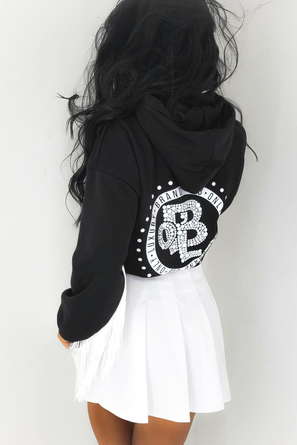 Maglia felpa nera casual con stampa bianca, logo, maniche lunghe e frange decorative bianche, stile denim e sportivo.