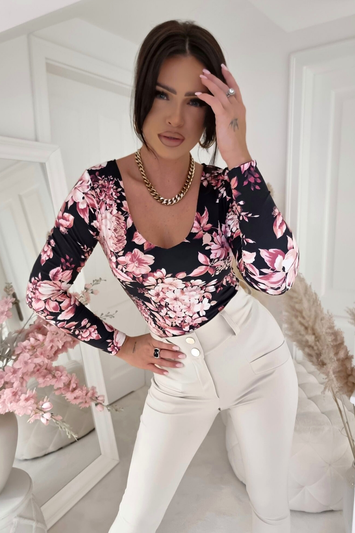 Maglia nera reversibile di Moda-Mania con stampa floreale rosa, scollo o schiena a V, tessuto leggero e stile femminile.