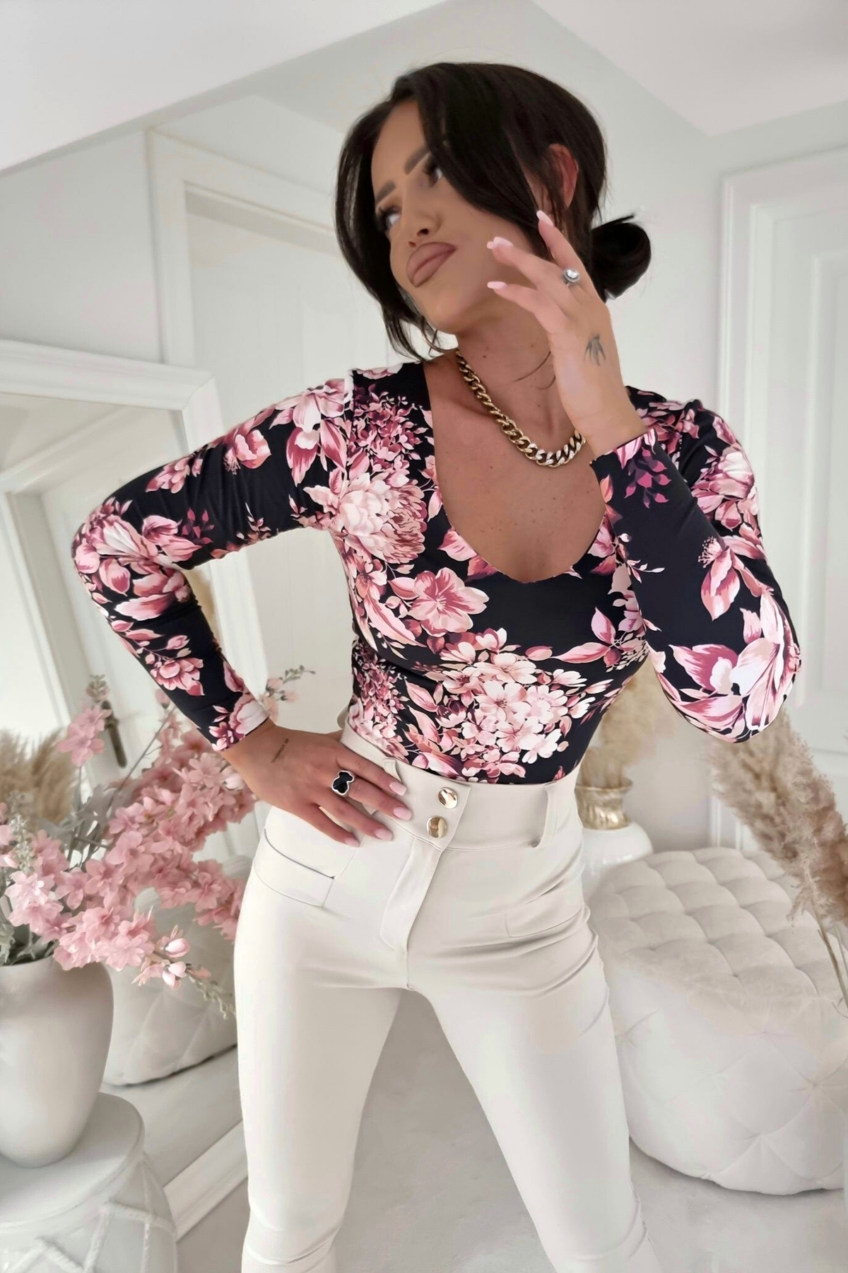Maglia nera reversibile con stampa floreale rosa, scollo e schiena a V, maglieria Moda-Mania, dettagli eleganti e femminili