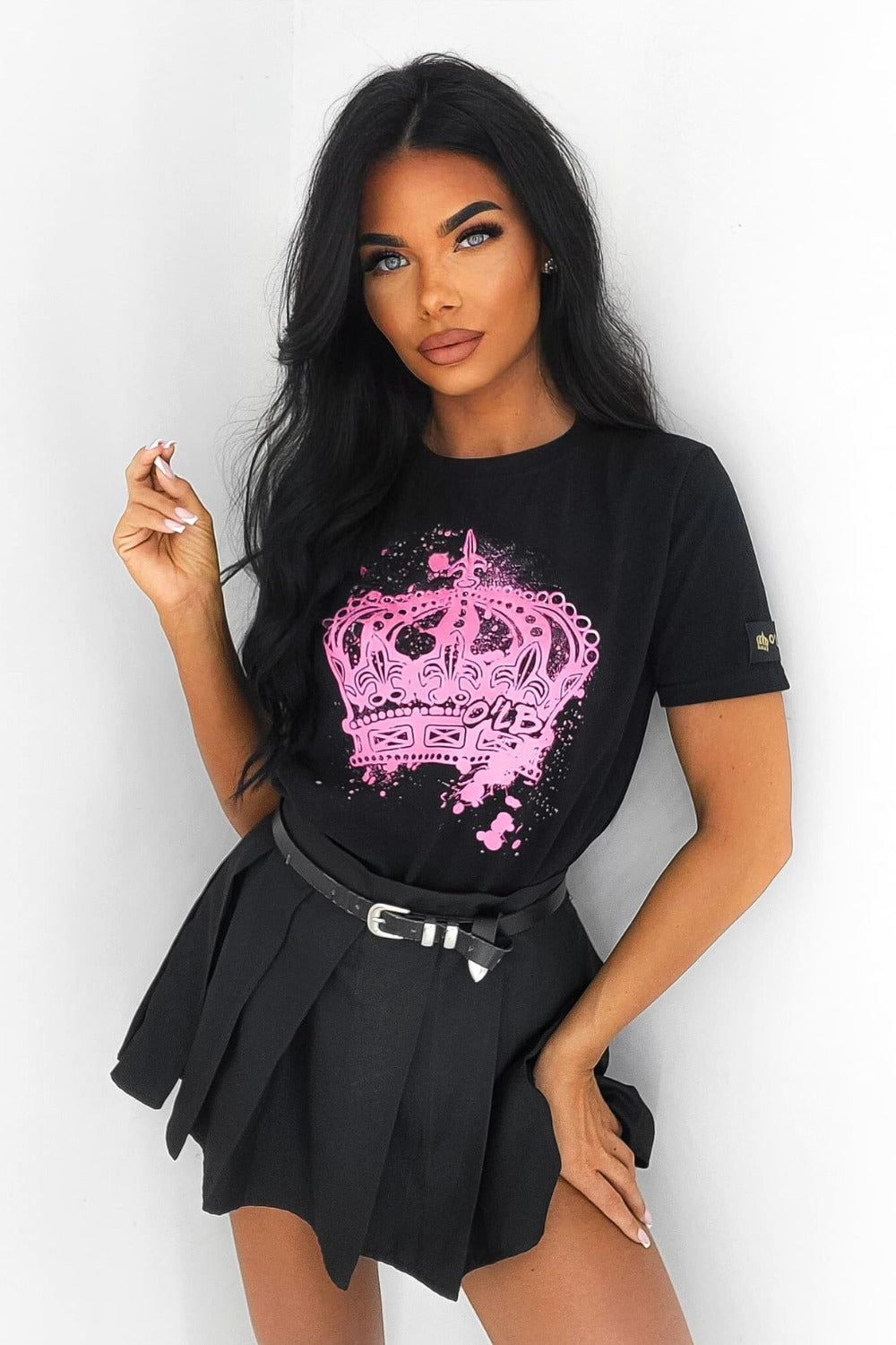 Maglia t-shirt nera in cotone elasticizzato con maniche corte e stampa corona fucsia, brand Moda Mania.