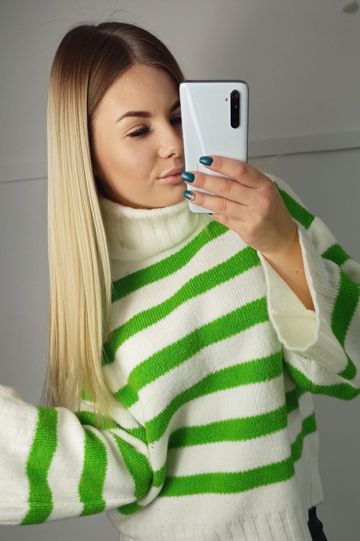 Maglione bianco avorio a righe verdi ampio oversize a collo alto con maniche larghe