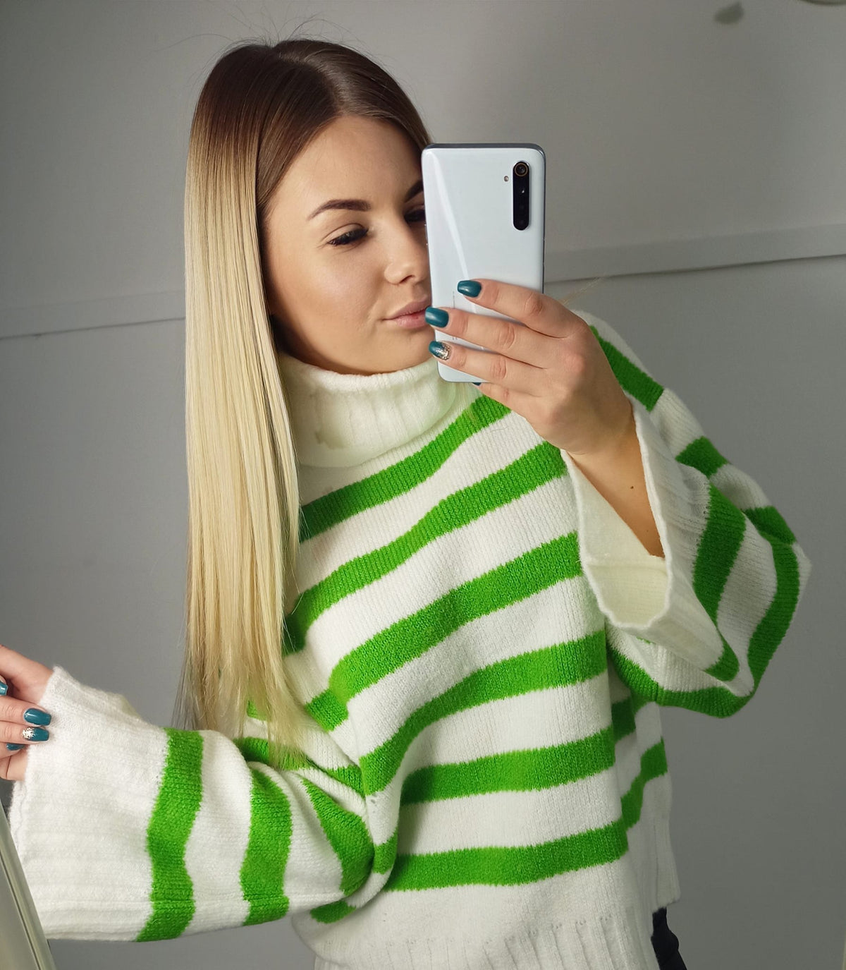 Maglione oversize bianco avorio con righe verdi, collo alto e maniche larghe, marca Moda-Mania, tessuto morbido e comodo.