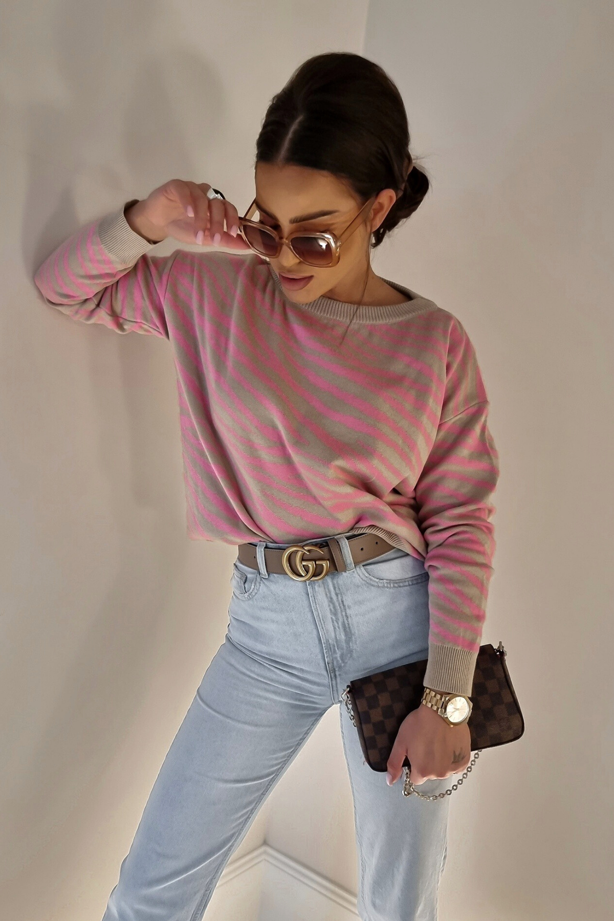 Maglione oversize Moda-Mania con stampa bicolore beige e rosa, collo e polsini alti a coste, morbido e elegante.