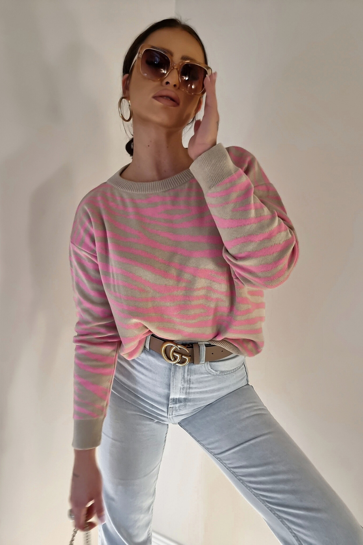 Maglione oversize Moda-Mania a stampa bicolore beige e rosa con collo e polsini alti a coste, morbido e elegante.