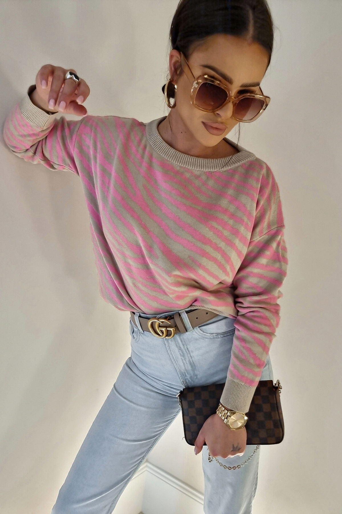 Maglione oversize Moda-Mania con stampa bicolore beige e rosa, collo e polsini alti a coste, morbido e di tendenza.
