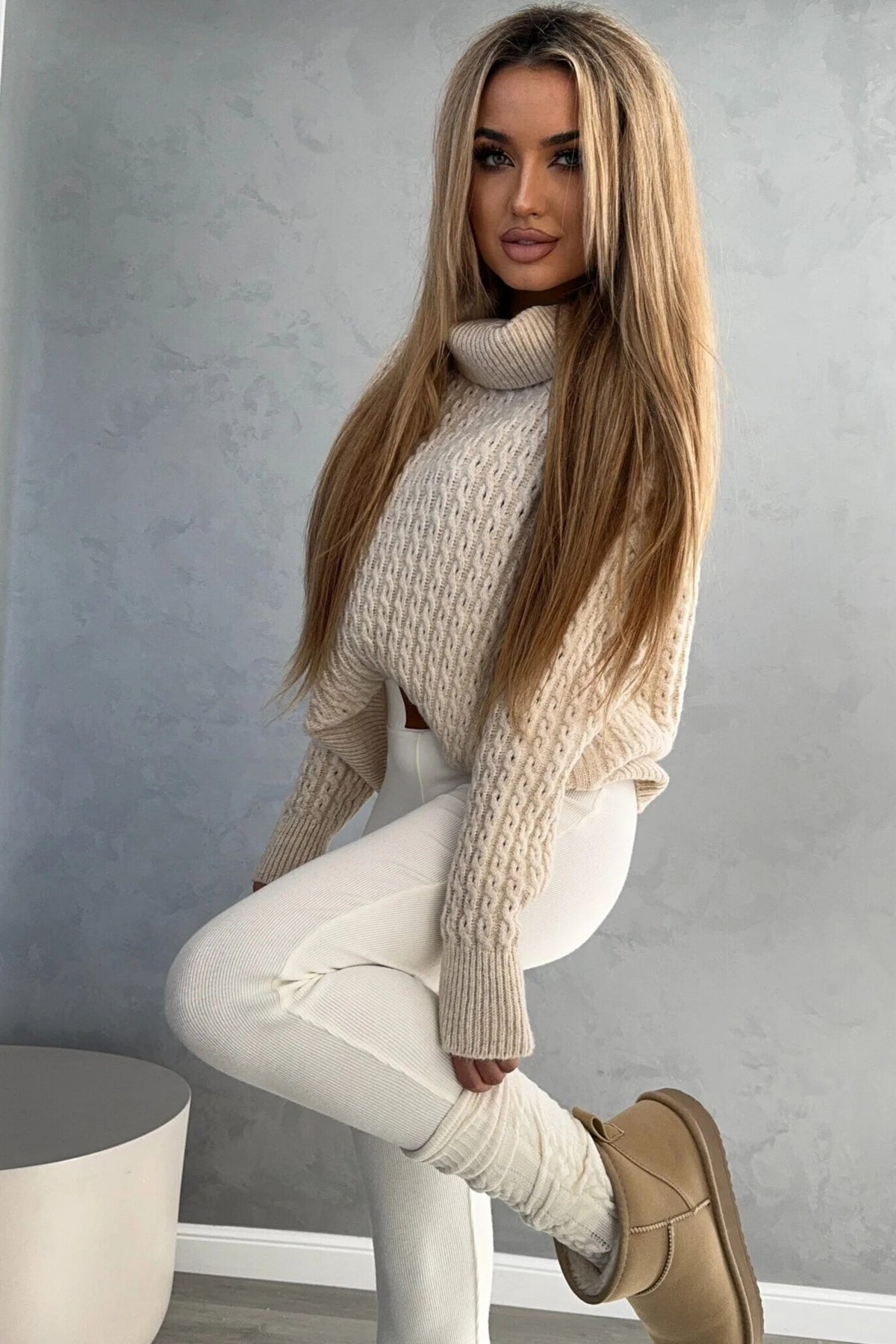 Maglione oversize in filato morbido beige chiaro con trecce, collo alto e polsini a coste, marca Moda-Mania.