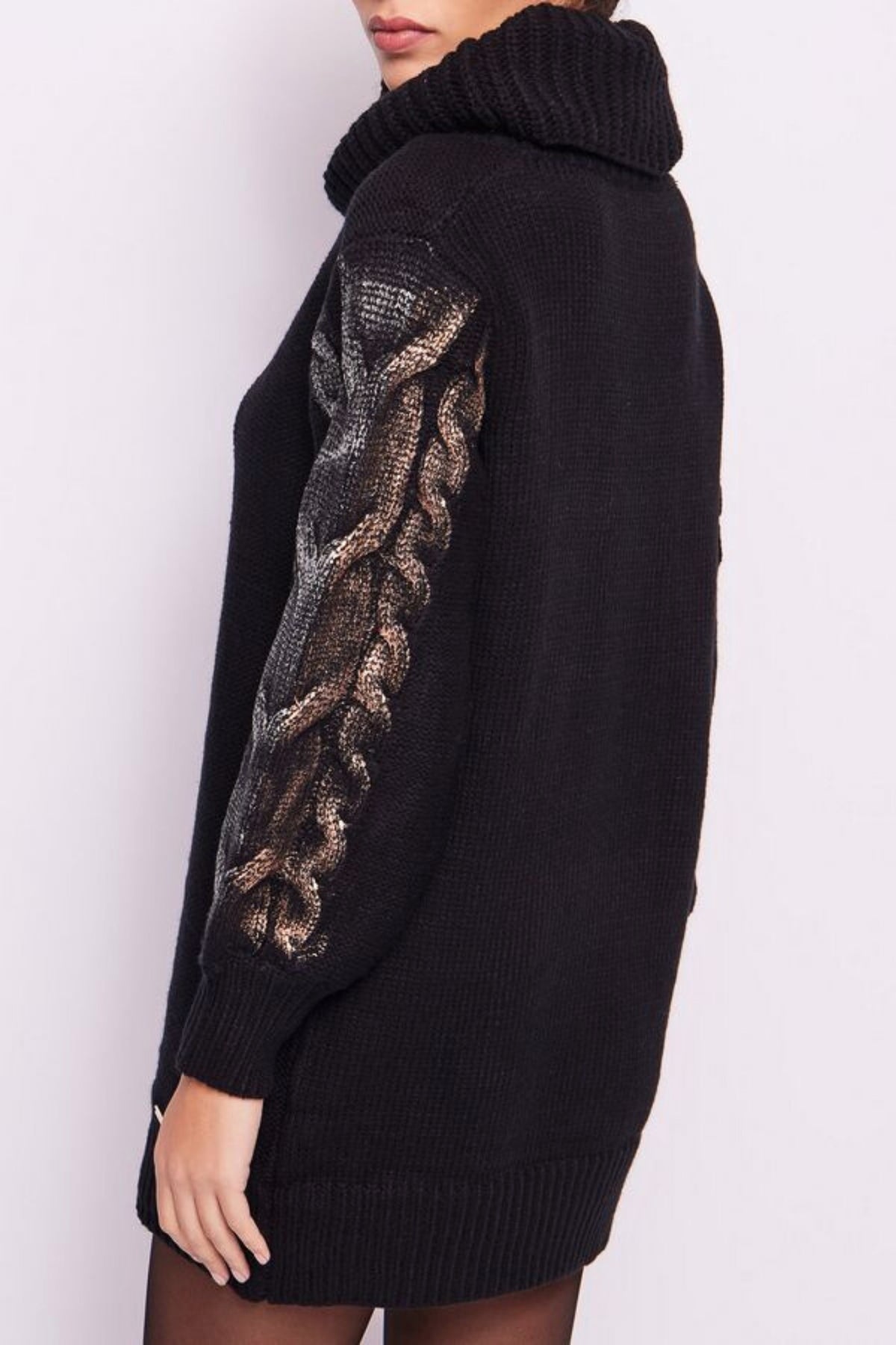 Maglione oversize Moda-Mania con trecce, collo alto e stampa laminata, in filato morbido e soffice, immagine frontale.
