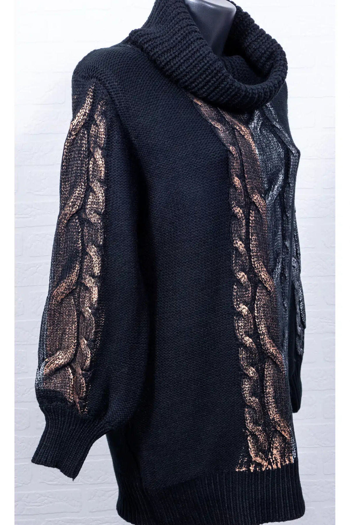 Maglione oversize Moda-Mania con trecce, collo alto e stampa laminata, in filato morbido e soffice.
