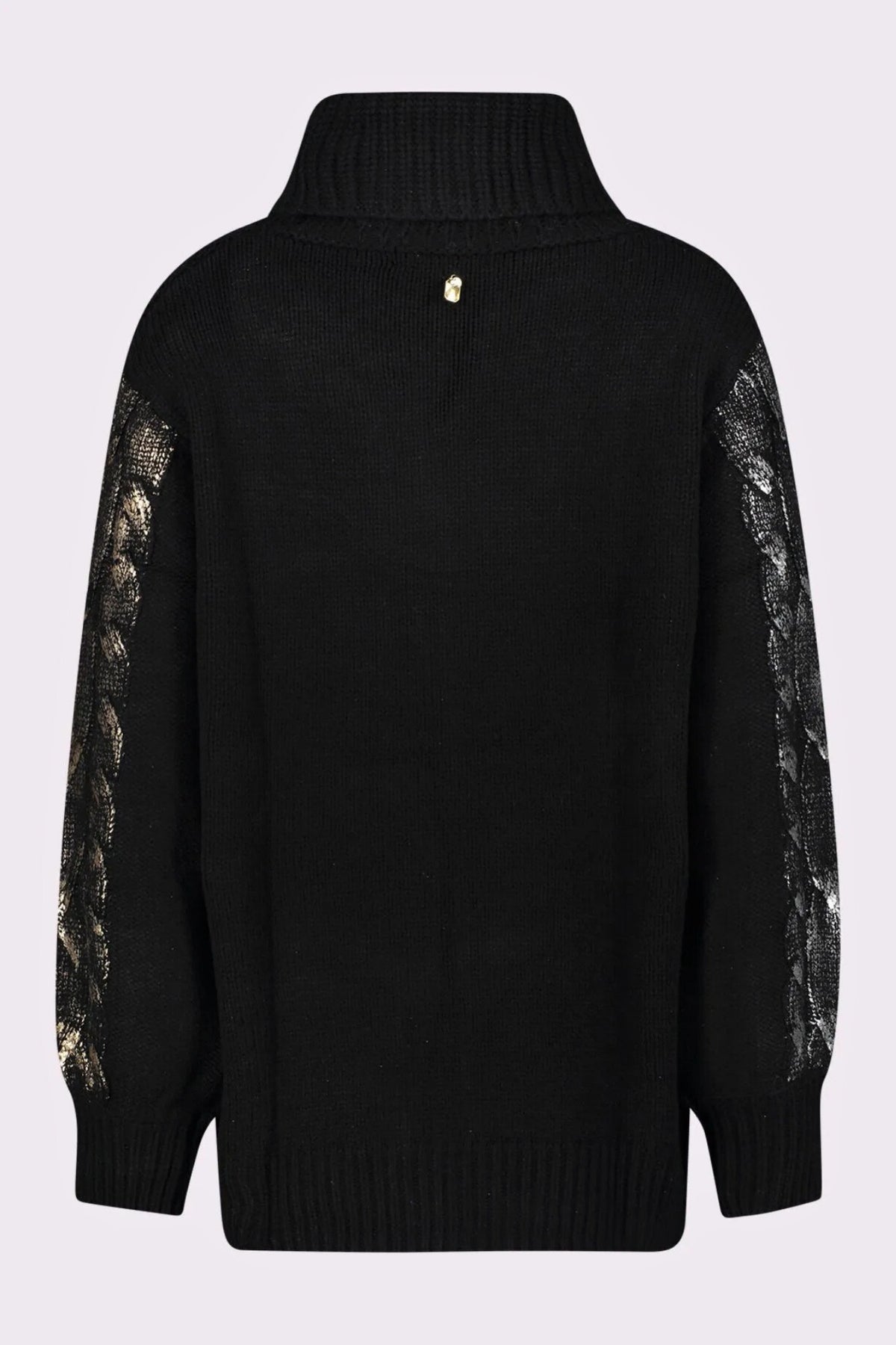 Maglione oversize Moda-Mania con trecce, collo alto e stampa laminata, in filato morbido e soffice, visibile in dettaglio.