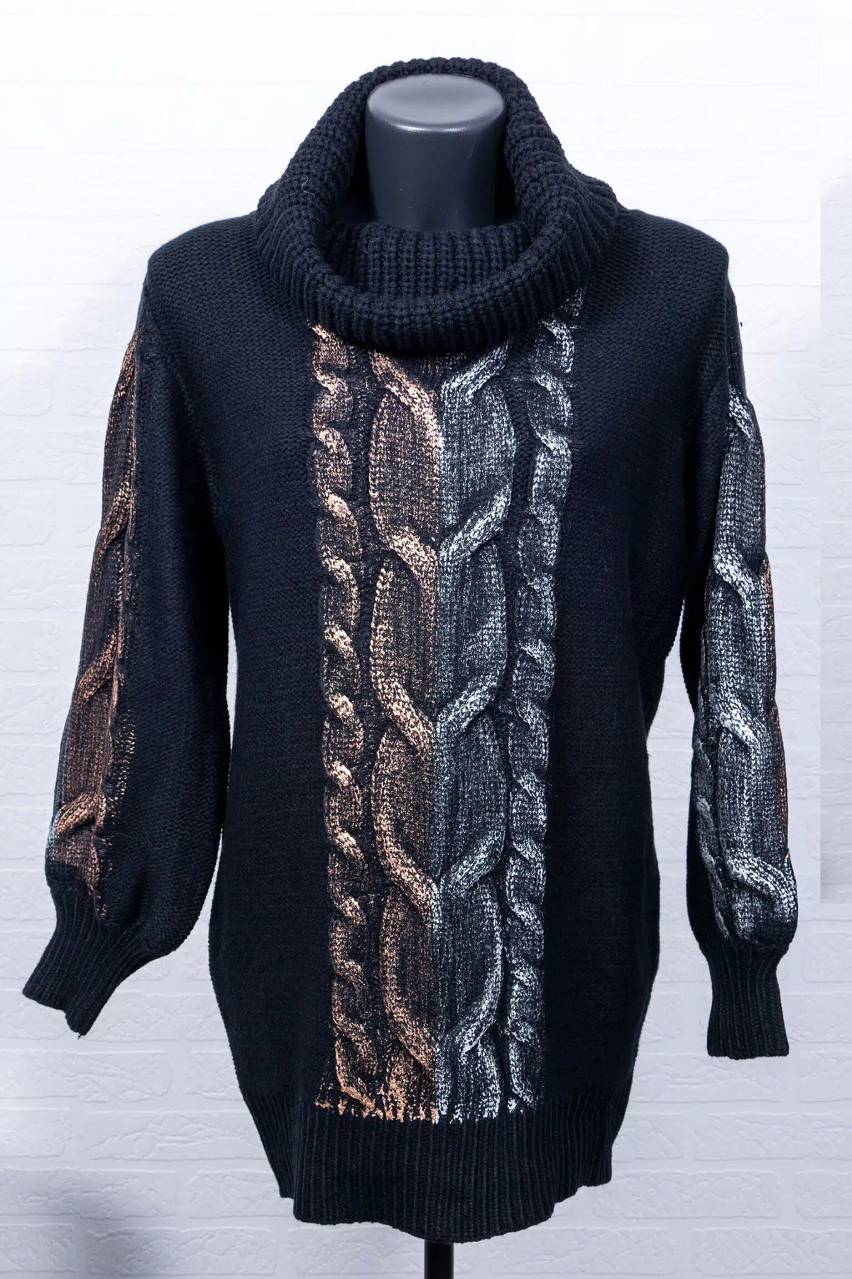Maglione oversize Moda-Mania a trecce in filato morbido, collo alto e stampa laminata, ideale per look comodi e eleganti