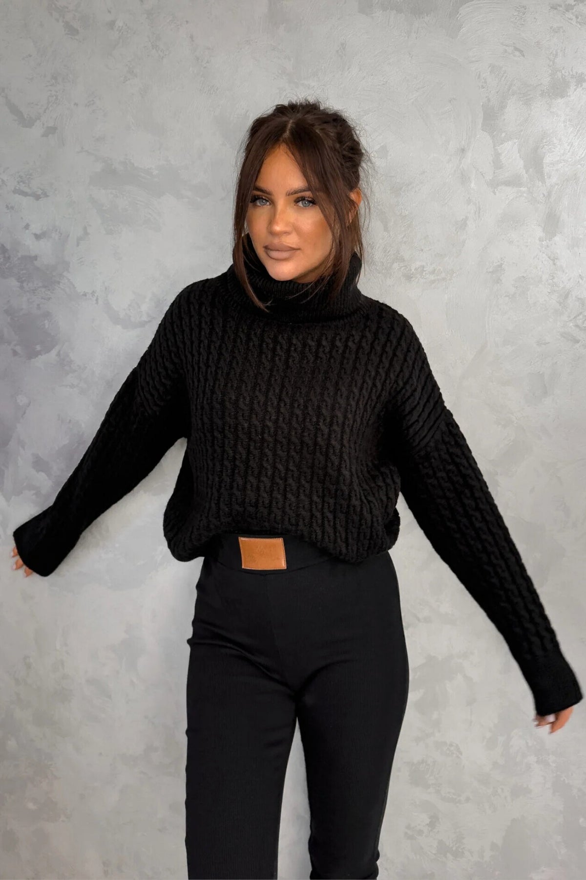 Maglione oversize nero in filato morbido con trecce, collo alto e polsini a coste, di Moda-Mania, stile caldo e confortevole.