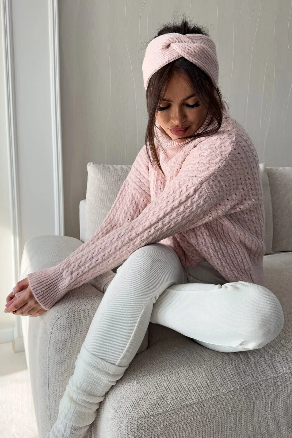 Maglione oversize rosa chiaro Moda-Mania con trecce, collo alto e polsini a coste, in morbido filato.