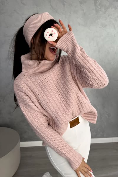 Maglione oversize rosa chiaro Moda-Mania con trecce, collo alto e polsini a coste, in filato morbido e soffice.