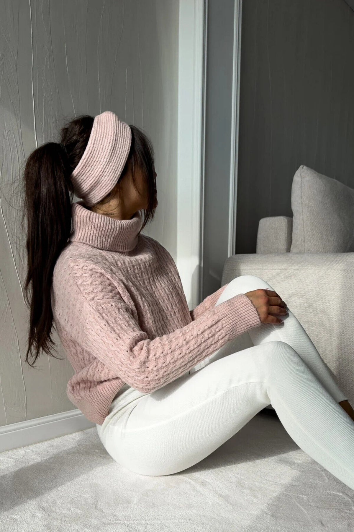 Maglione oversize morbido a trecce Moda-Mania in filato rosa chiaro, collo alto e polsini a coste, stile caldo e confortevole