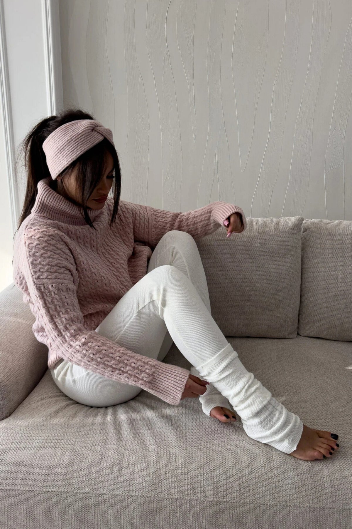 Maglione oversize morbido a trecce Moda-Mania, rosa chiaro, collo alto e polsini a coste, in filato soffice e caldo.