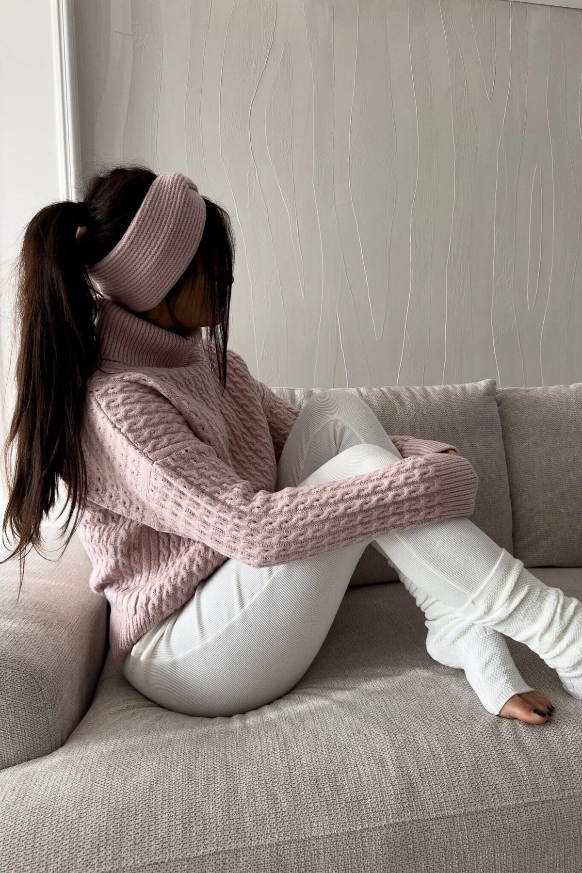 Maglione oversize rosa chiaro in filato morbido con trecce, collo alto e polsini a coste, di Moda-Mania.