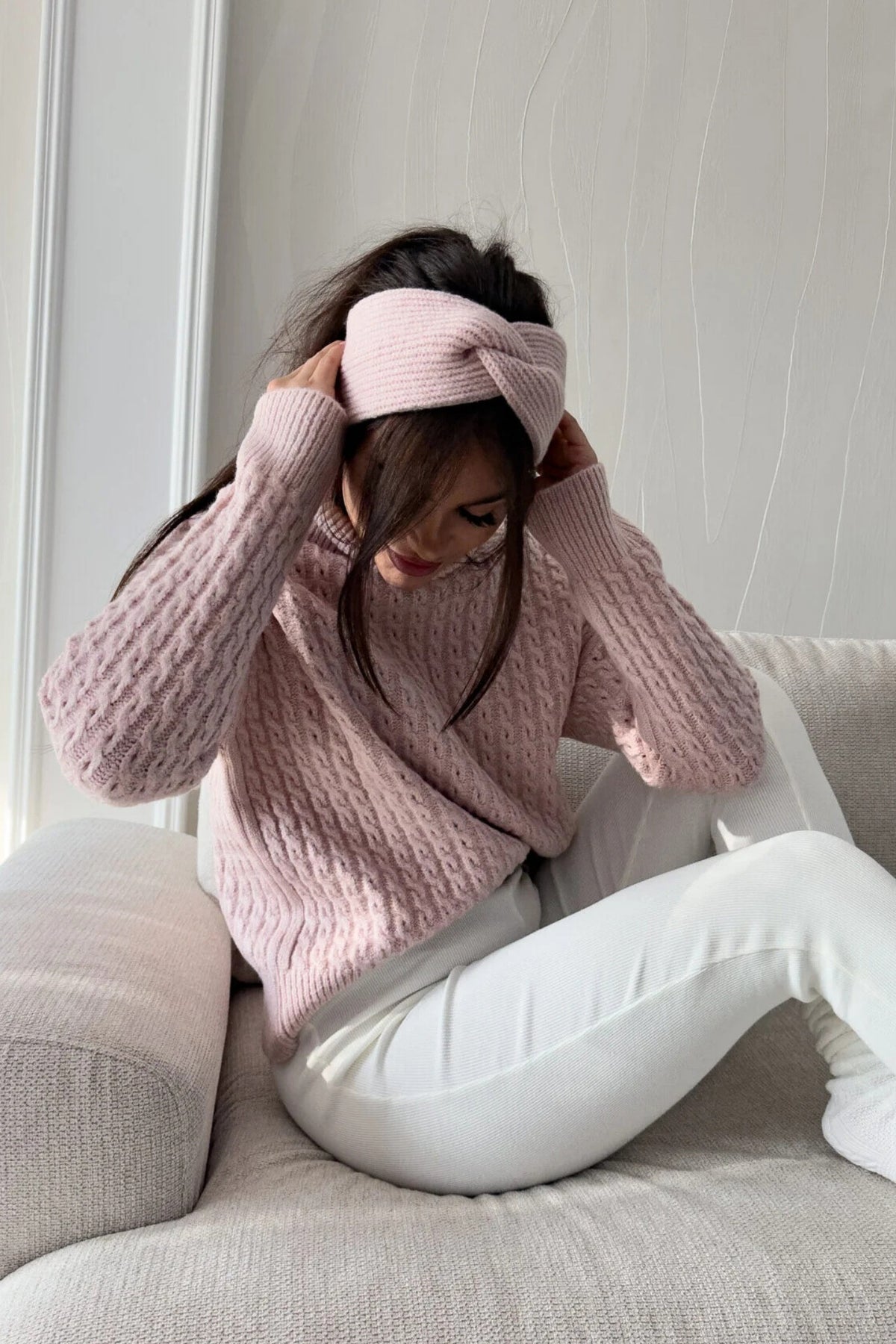 Maglione oversize Moda-Mania in filato soffice rosa chiaro, con trecce, collo alto e polsini a coste, morbido e caldo.