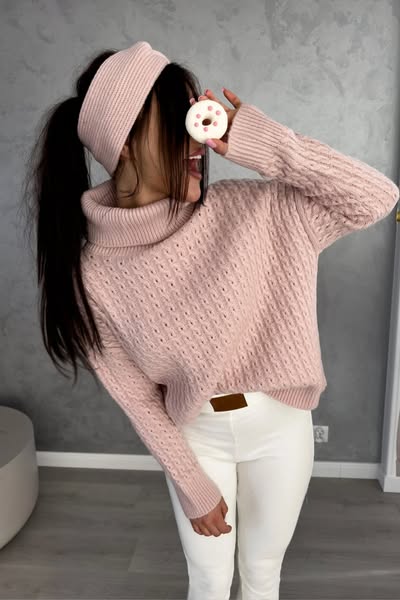 Maglione oversize rosa chiaro Moda-Mania con trecce, collo alto e polsini a coste, in filato morbido e soffice.