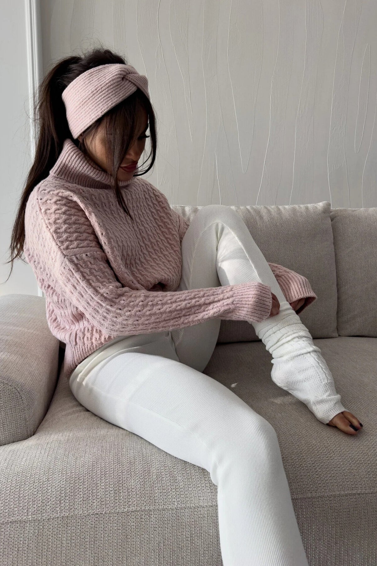 Maglione oversize rosa chiaro in filato soffice con trecce, collo alto e polsini a coste, marca Moda-Mania, immagine frontale.