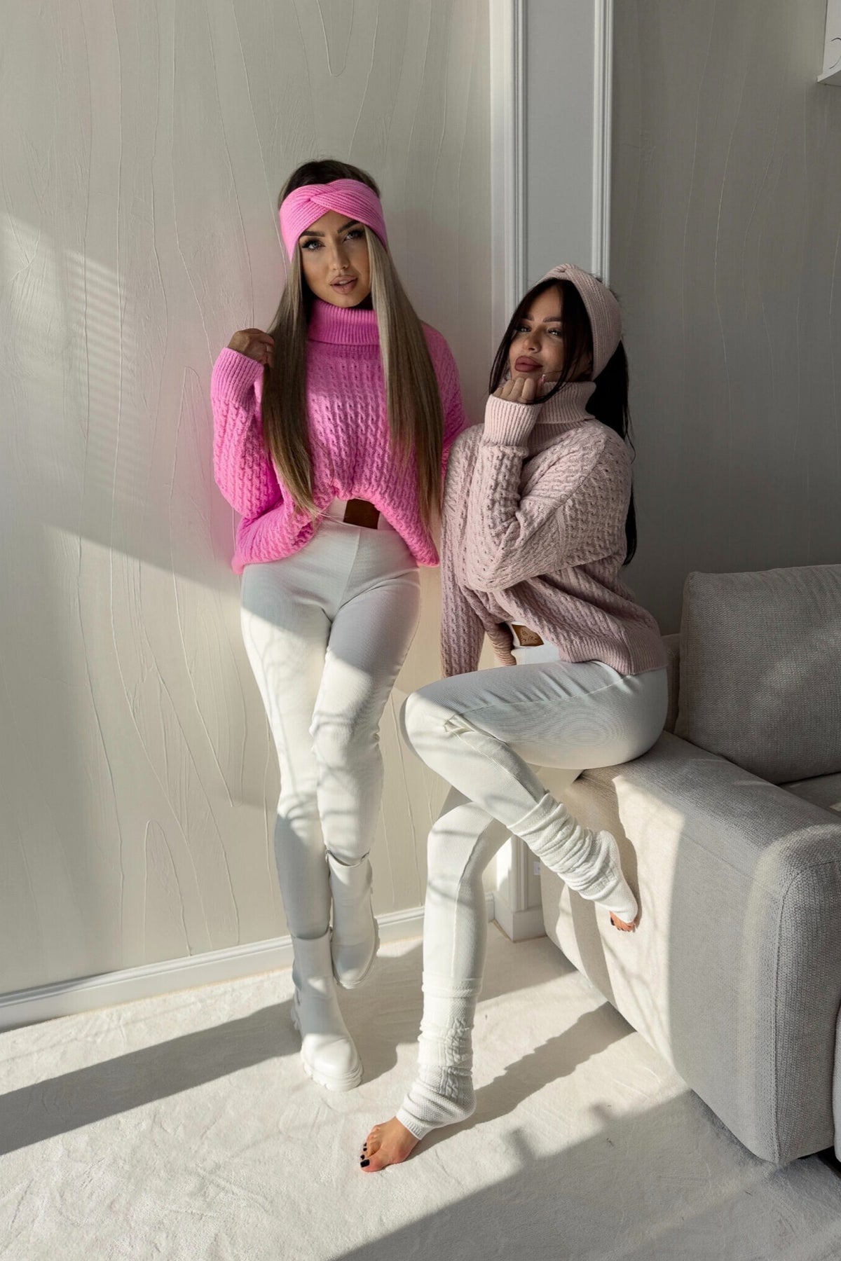 Maglione oversize rosa pink Moda-Mania con trecce, collo alto e polsini a coste, in filato morbido e soffice.