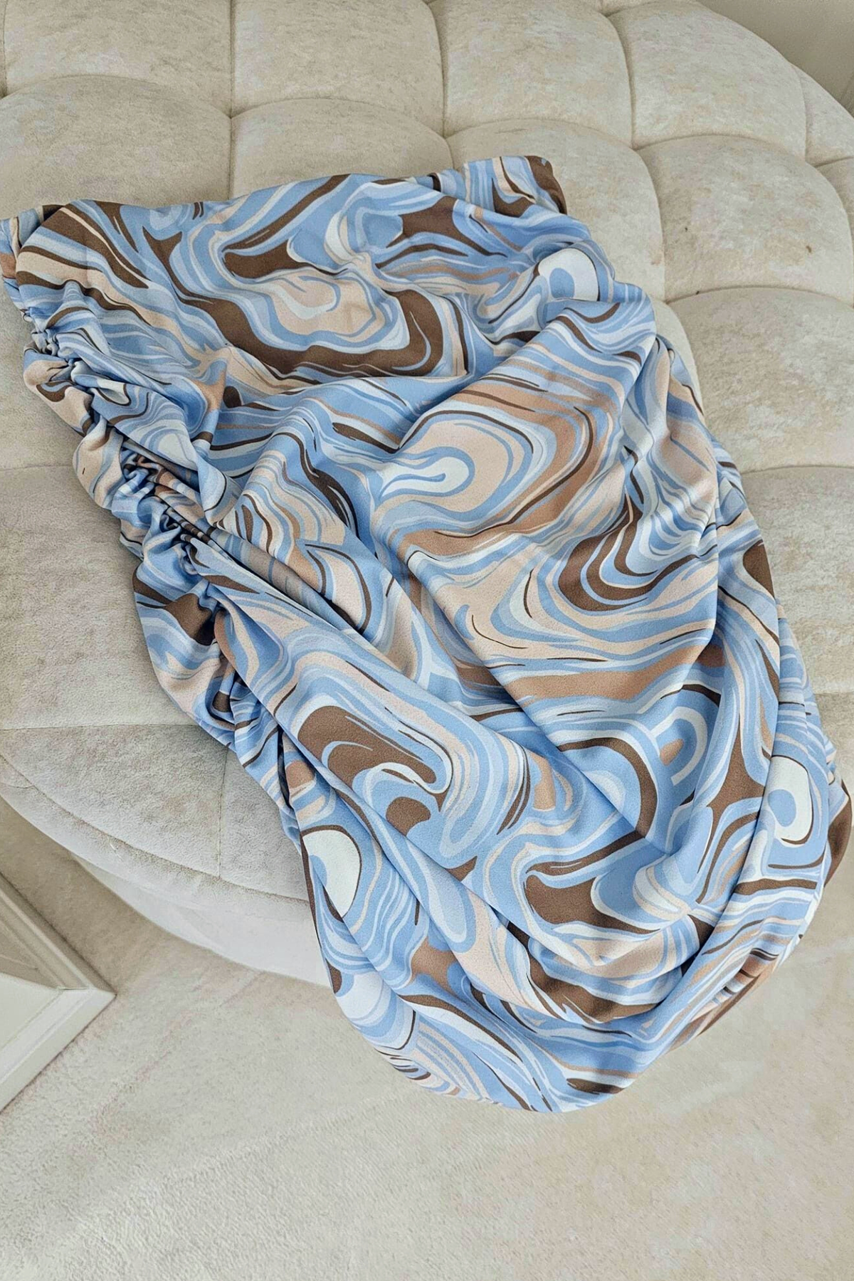 Minigonna corta celeste a fantasia, vita alta aderente oversize in tessuto doppio strato con arricciature, marca Moda-Mania