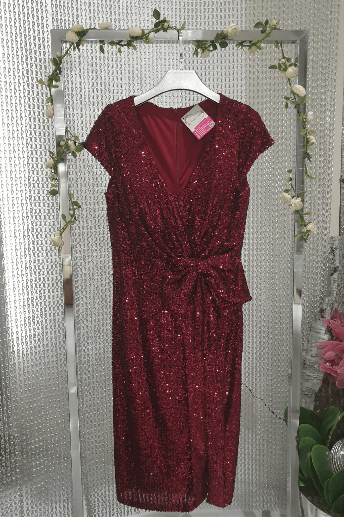 Abito corti bordò a tubino in paillettes Moda-Mania, con scollo a V e fiocco decorativo in vita, stile elegante e curvy