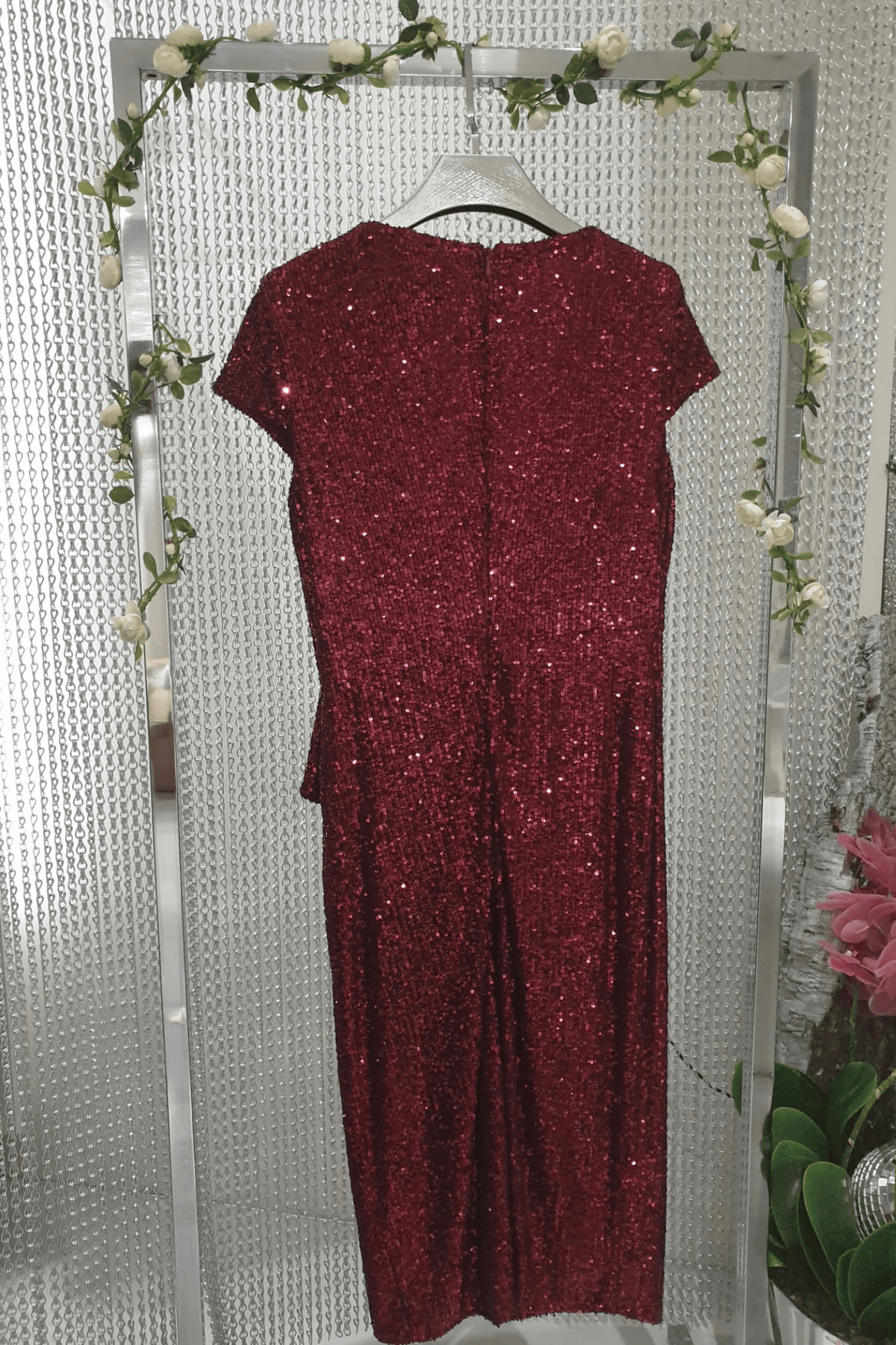Abito corto bordò a tubino in paillettes Moda-Mania con scollo a V e fiocco decorativo in vita, stile curvy.